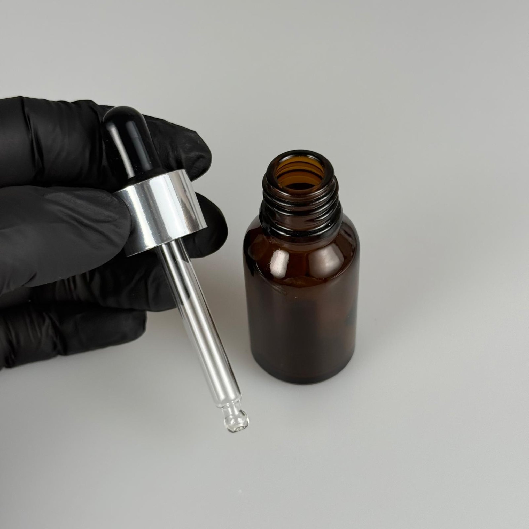 15 CC AMBER CAM DAMLALIKLI ŞİŞE - SİYAH EMZİK - METALİK GÜMÜŞ KAPAK - 15 ML KAHVERENGİ CAM DAMLALIKLI ŞİŞE