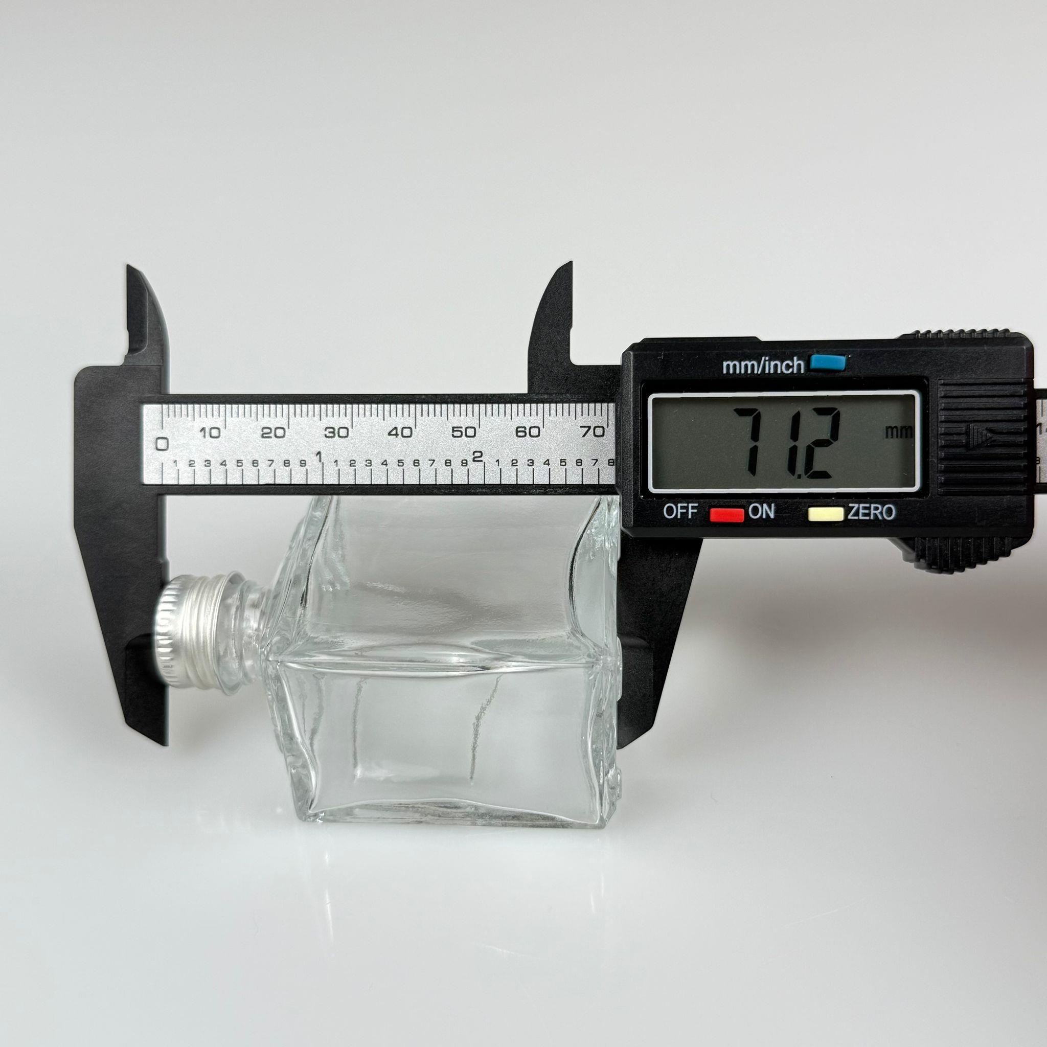 50 CC KÖŞELİ PRİZMA CAM ŞİŞE - GÜMÜŞ METAL KAPAKLI - 50 ML PRESTİJLİ ŞİŞE