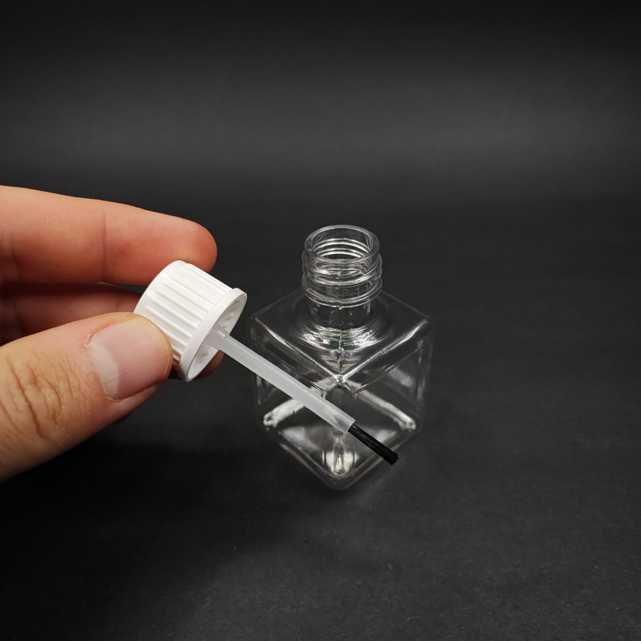 35 CC FIRÇALI KARE PET ŞİŞE - 35 ML KAPAKLI FIRÇALI PLASTİK ŞİŞE - CAM OJE ŞİŞESİ FIRÇALI BEYAZ KAPAKLI TAKIM - BOŞ OJE ŞİŞESİ, FIRÇALI ŞİŞE, OTOMOTİV VE MOBİLYA İÇİN RÖTÜŞ BOYA ŞİŞESİ