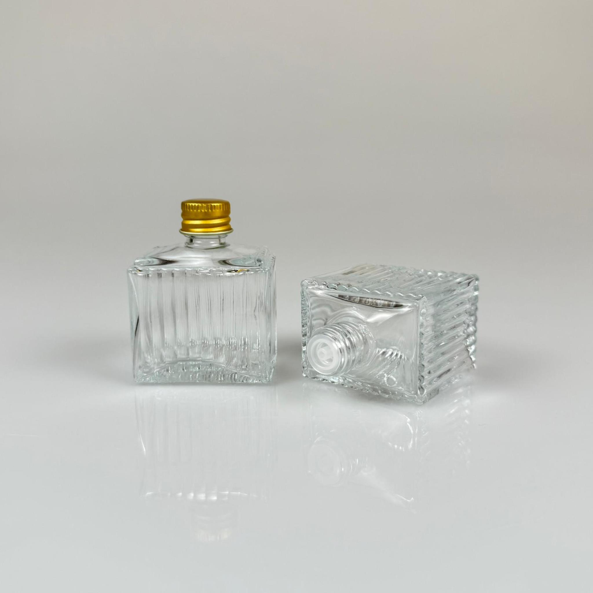 50 CC KÖŞELİ DESENLİ ÇİZGİLİ CAM ŞİŞE - GOLD METAL KAPAKLI KOLONYA TIPALI - 50 ML PRESTİJLİ ŞİŞE