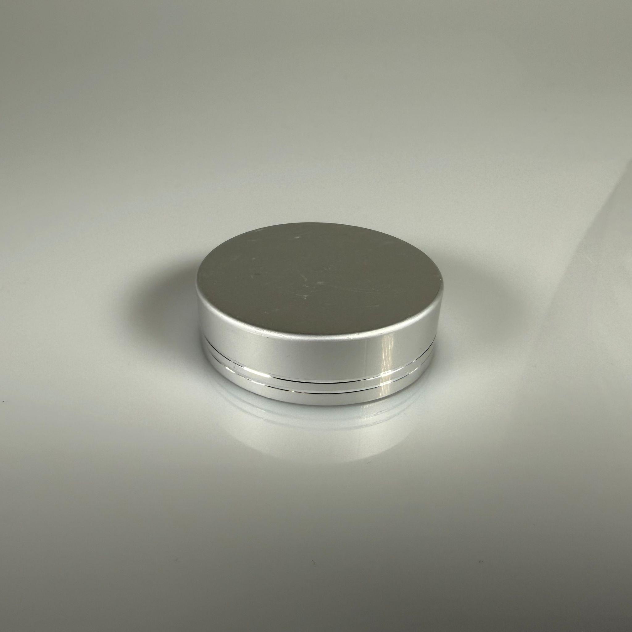 47 MM VİDALI GÜMÜŞ METAL KAPAK - ÇİFT YALDIZLI (30 CC CAM KREM İÇİN)