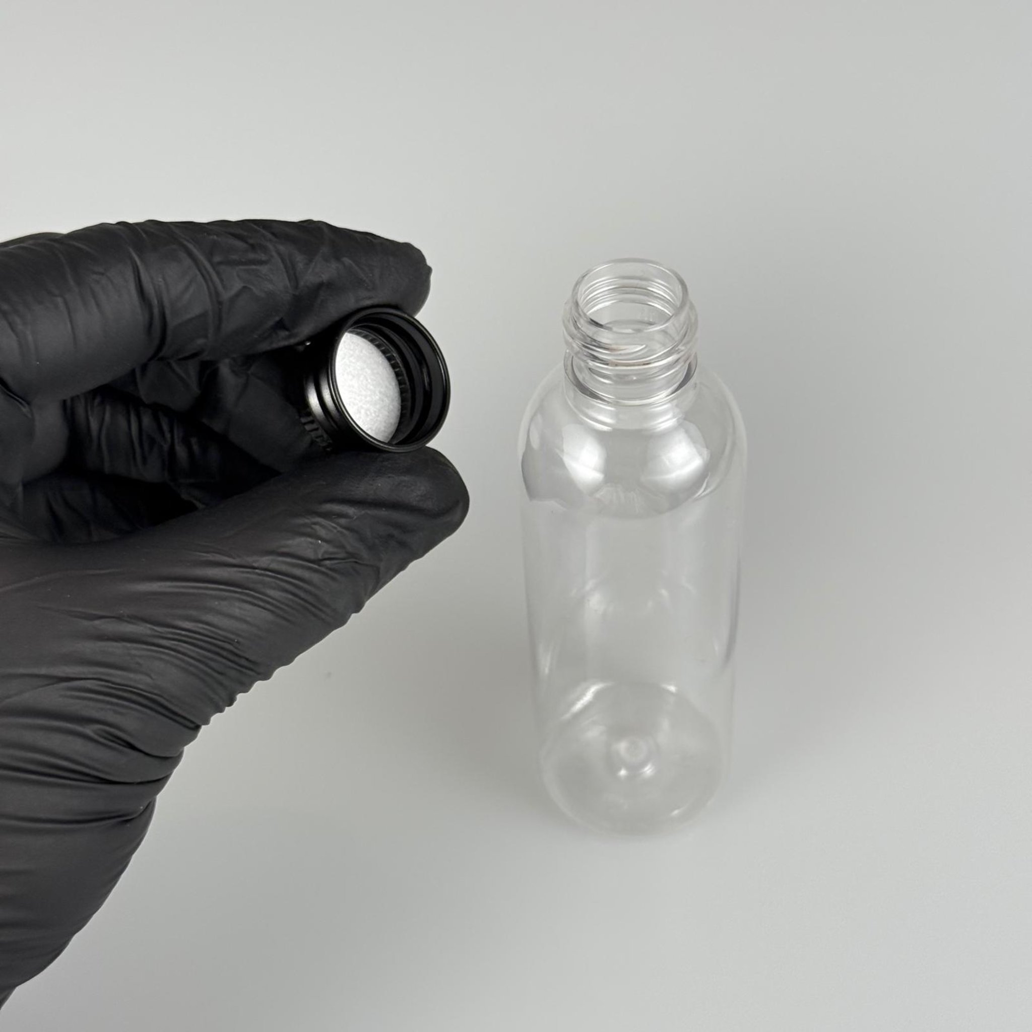 50 CC ŞEFFAF SİLİNDİR UZUN MODEL PET ŞİŞE + KÖPÜK CONTALI SİYAH ALÜMİNYUM METAL KAPAKLI TAKIM - 50 ML PLASTİK ŞİŞE