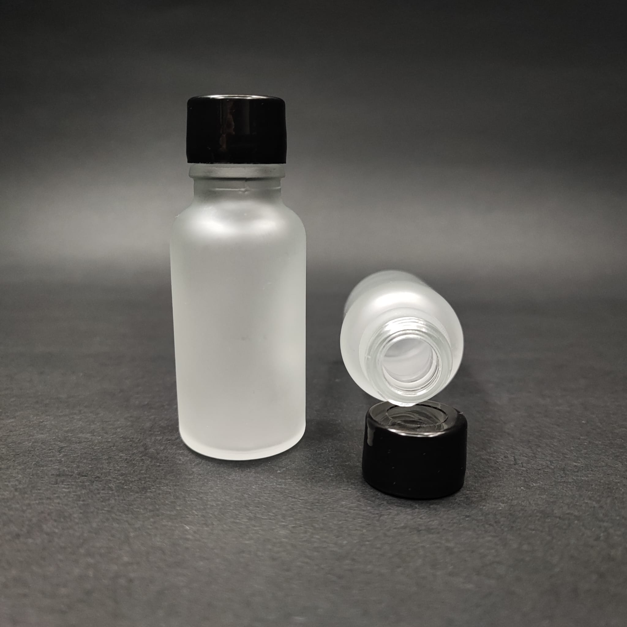 20 CC BUZLU CAM ŞİŞE + KENDİNDEN CONTALI SIZDIRMAZ SİYAH KAPAK - 20 ML KAPAKLI CAM ŞİŞE