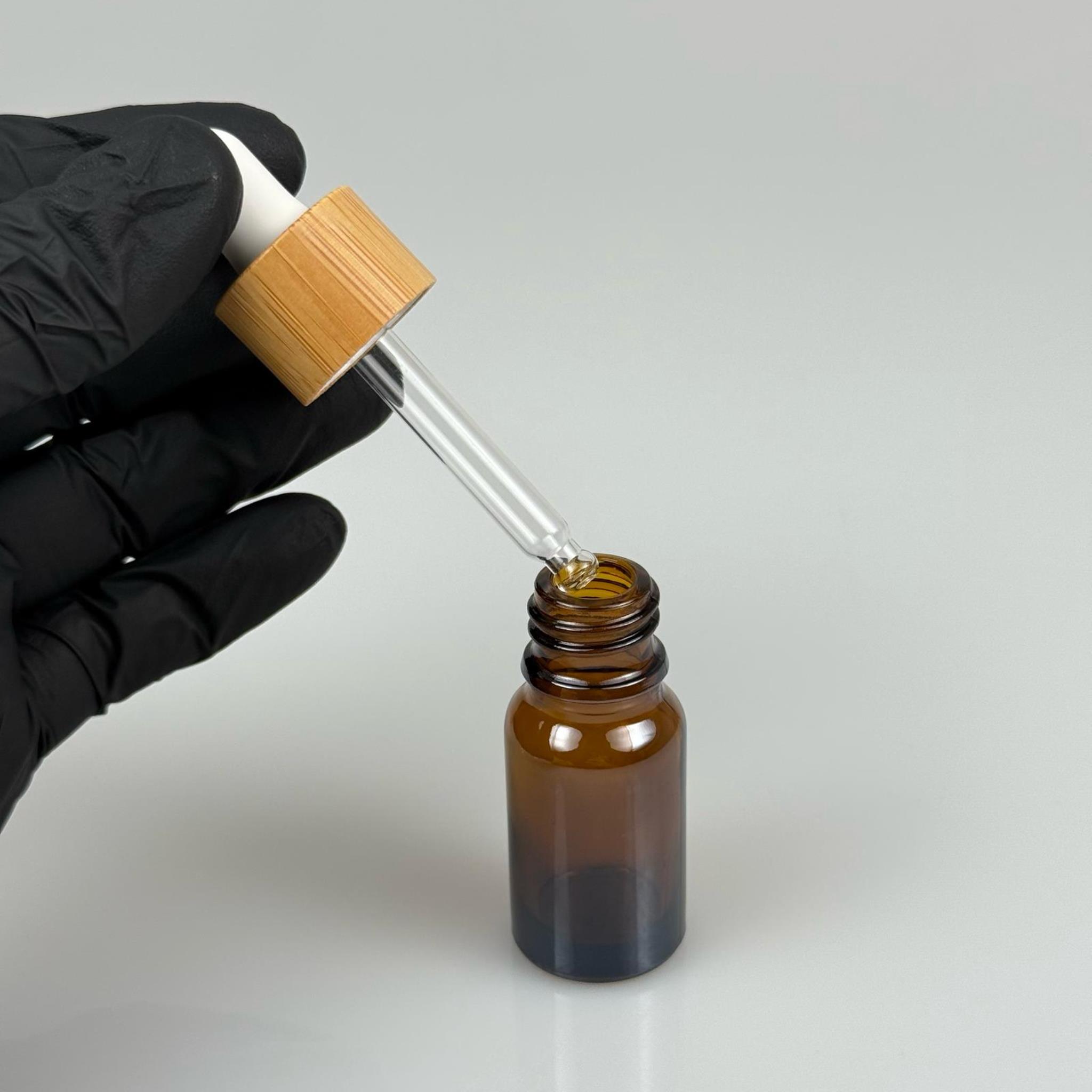 10 CC AMBER CAM DAMLALIKLI ŞİŞE - BEYAZ EMZİK - BAMBU AHŞAP KAPAK - 10 ML AMBER BAMBU KAPAKLI CAM DAMLALIKLI ŞİŞE