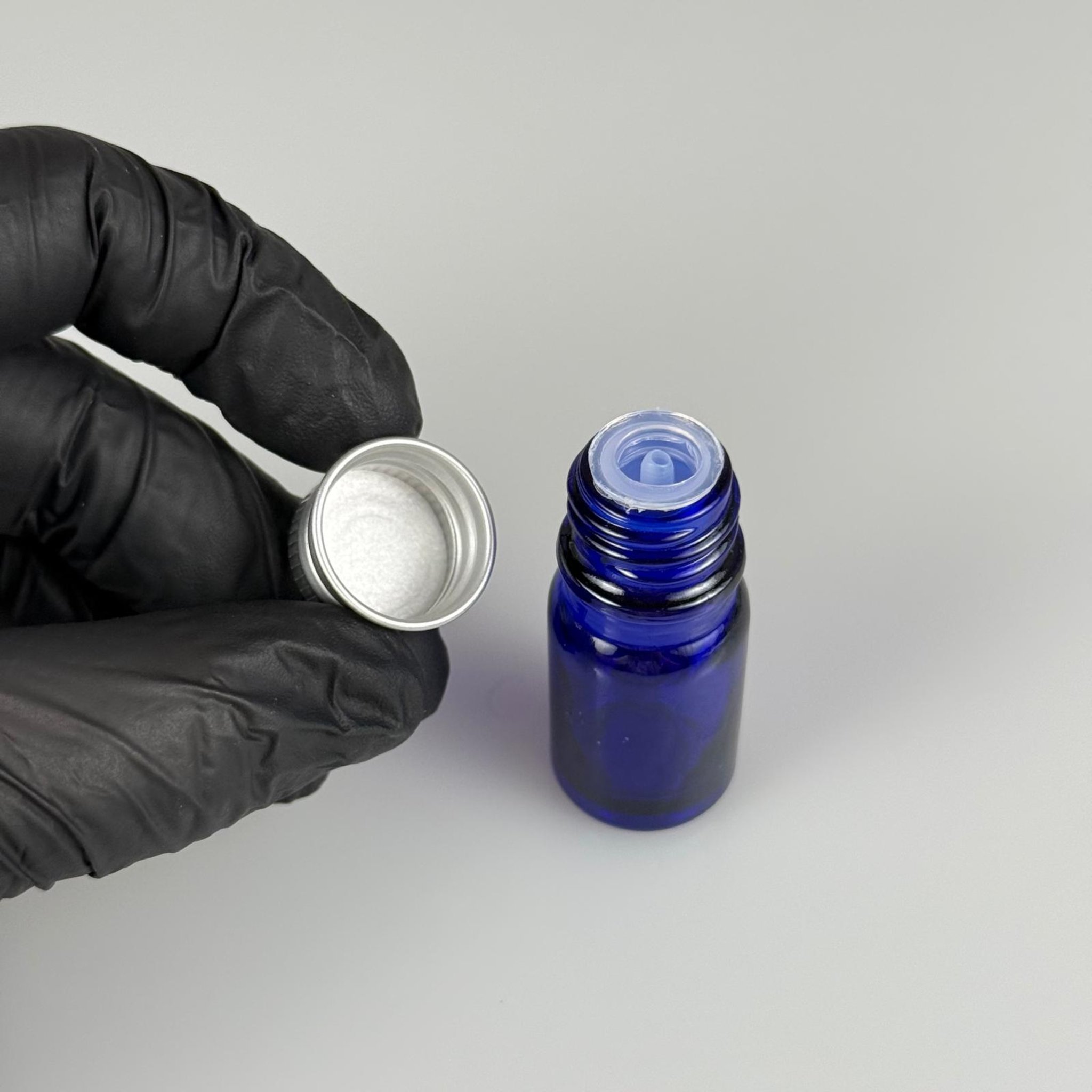 5 CC MAVİ CAM ŞİŞE + KÖPÜK CONTALI GÜMÜŞ ALÜMİNYUM METAL KAPAKLI + DAMLALIKLI KOLONYA TIPALI TAKIM - 5 ML MAVİ CAM ŞİŞE