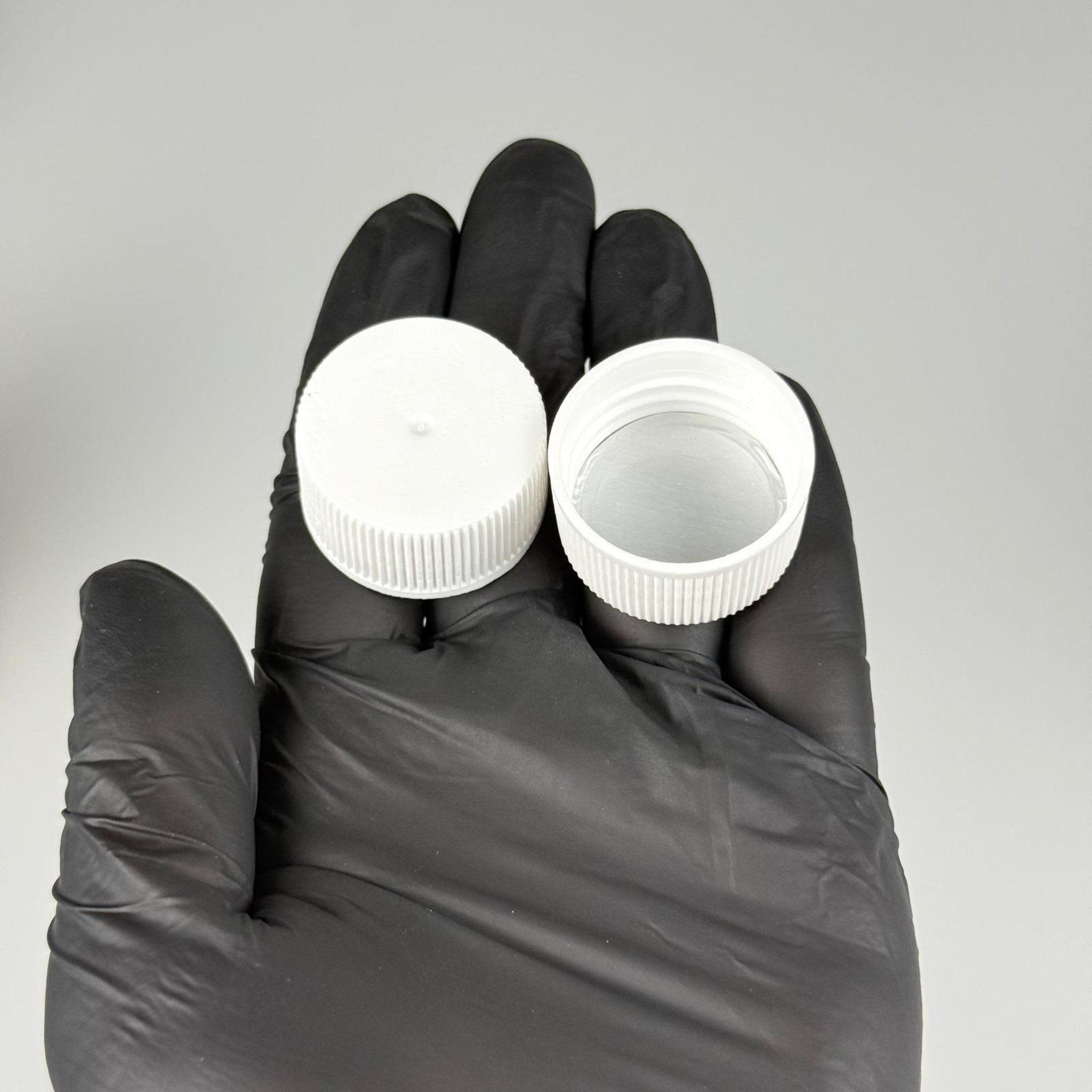 28 MM İNDİKSİYON ALÜMİNYUM FOLYOLU BEYAZ KAPAK - 28 MM PLASTİK KAPAK (PET ŞİŞELER İÇİN)