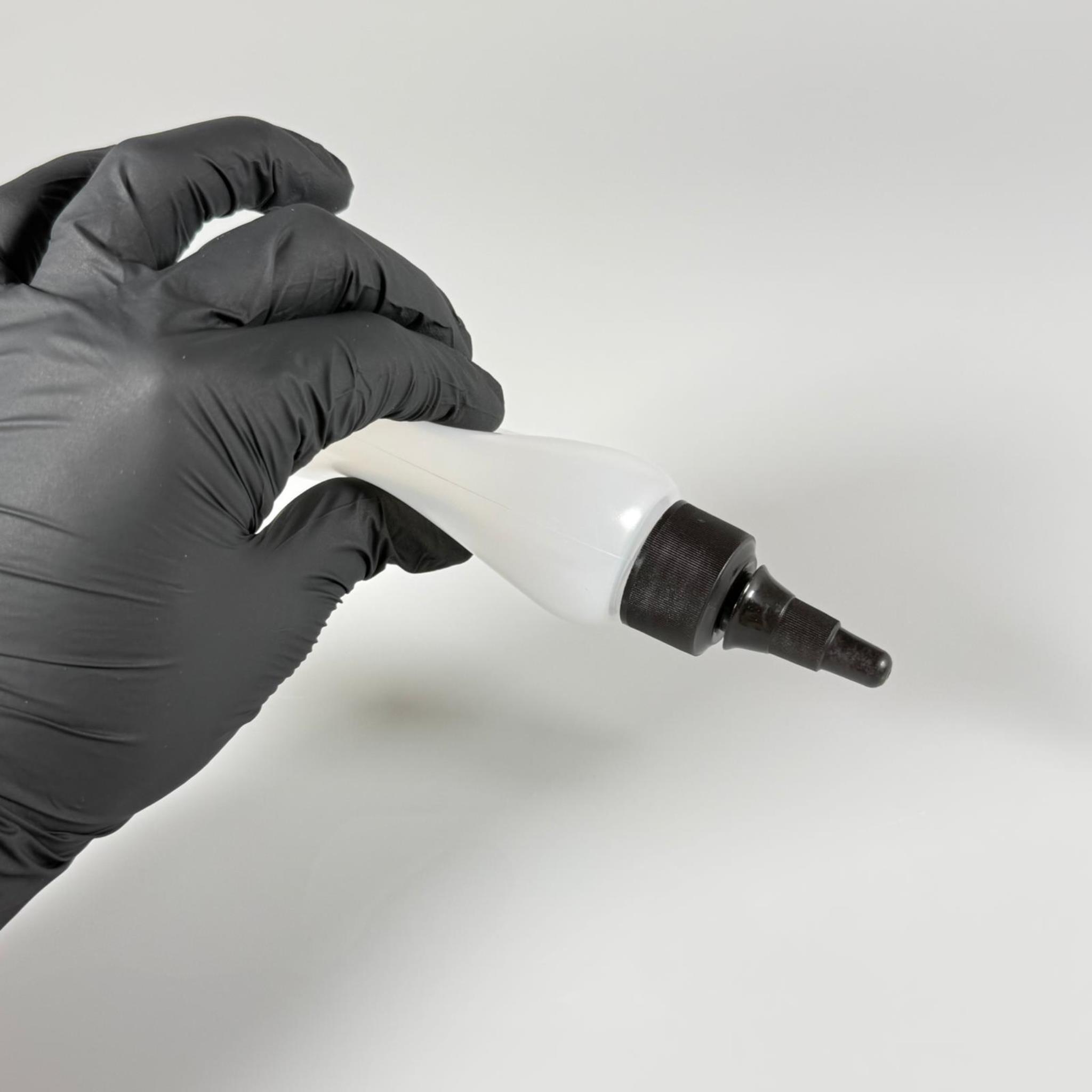 100 ML SIKILABİLİR YUMUŞAK PE PLASTİK ŞİŞE - SİYAH ASANSÖR SİVRİ KARTUŞ KAPAKLI - 100 cc sos, yağ, kartuş, mürekkep vb için boş şişeler