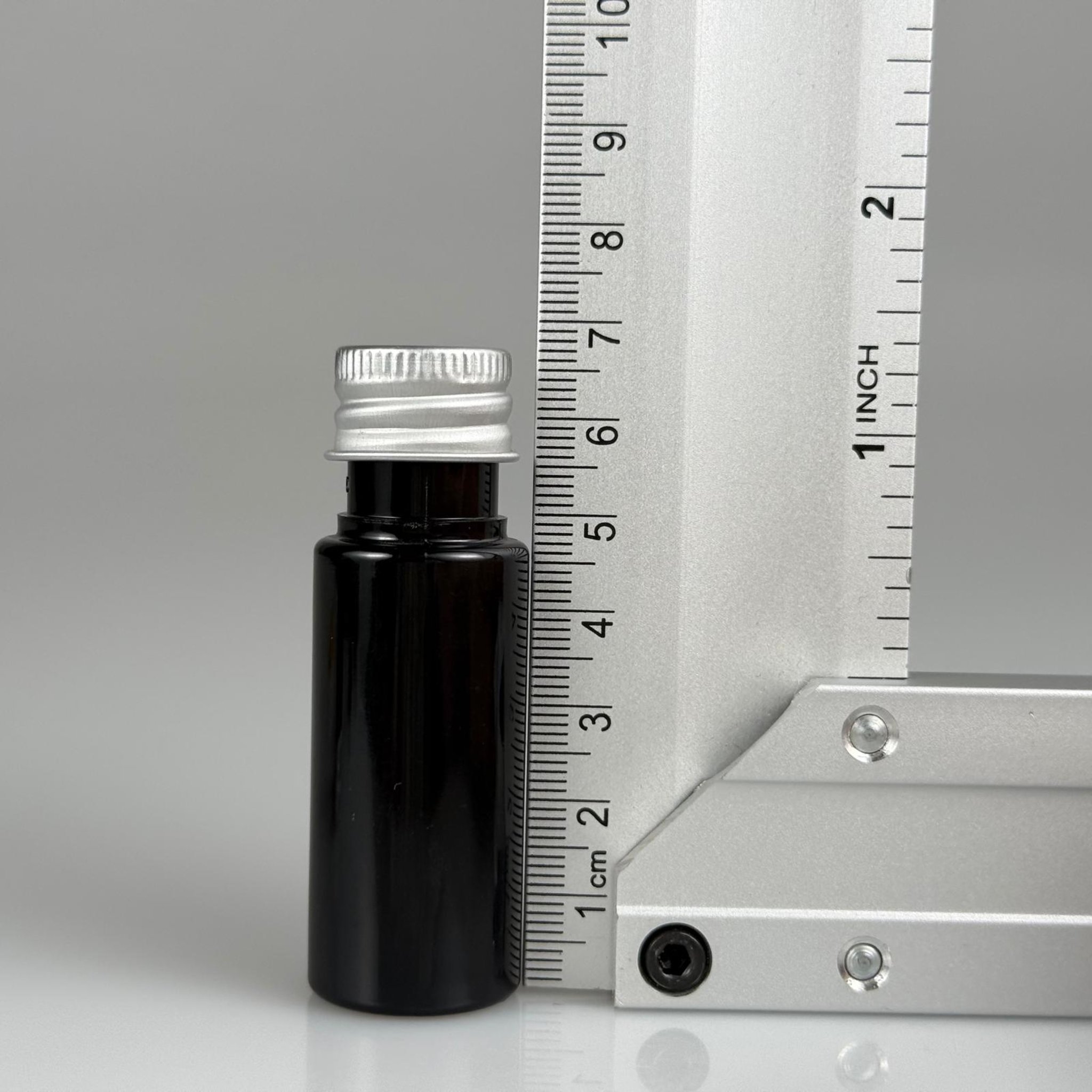 15 CC SİYAH SİLİNDİR PET ŞİŞE + KÖPÜK CONTALI GÜMÜŞ ALÜMİNYUM METAL KAPAKLI + DAMLALIKLI KOLONYA TIPALI TAKIML - 15 ML SİYAH PET ŞİŞE