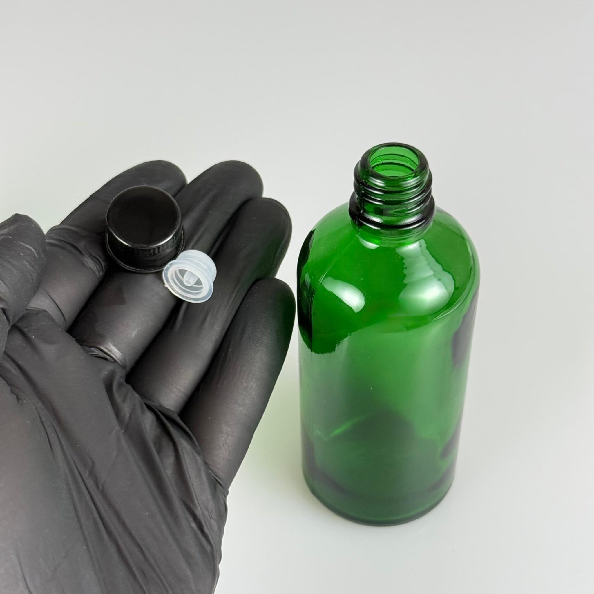 100 CC YEŞİL CAM ŞİŞE + KÖPÜK CONTALI SİYAH ALÜMİNYUM METAL KAPAKLI + DAMLALIKLI KOLONYA TIPALI TAKIM - 100 ML YEŞİL CAM ŞİŞE