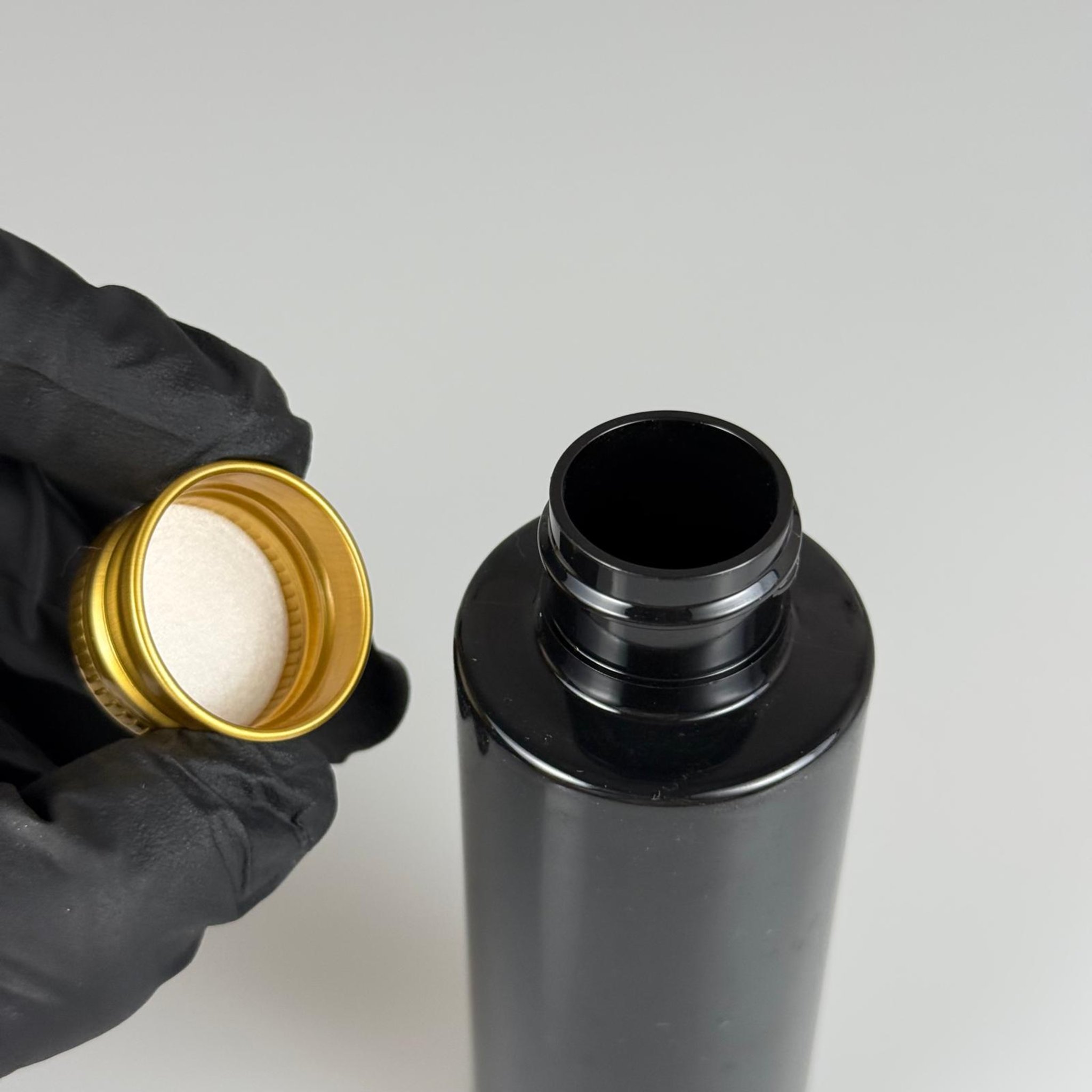 100 CC SİYAH SİLİNDİR KESKİN KÜT MODEL SERT PET ŞİŞE ( 17 GR - 24 AĞIZ ) + KÖPÜK CONTALI GOLD METAL ALÜMİNYUM KAPAK TAKIM - 100 ML KAPAKLI SİYAH PLASTİK ŞİŞELER