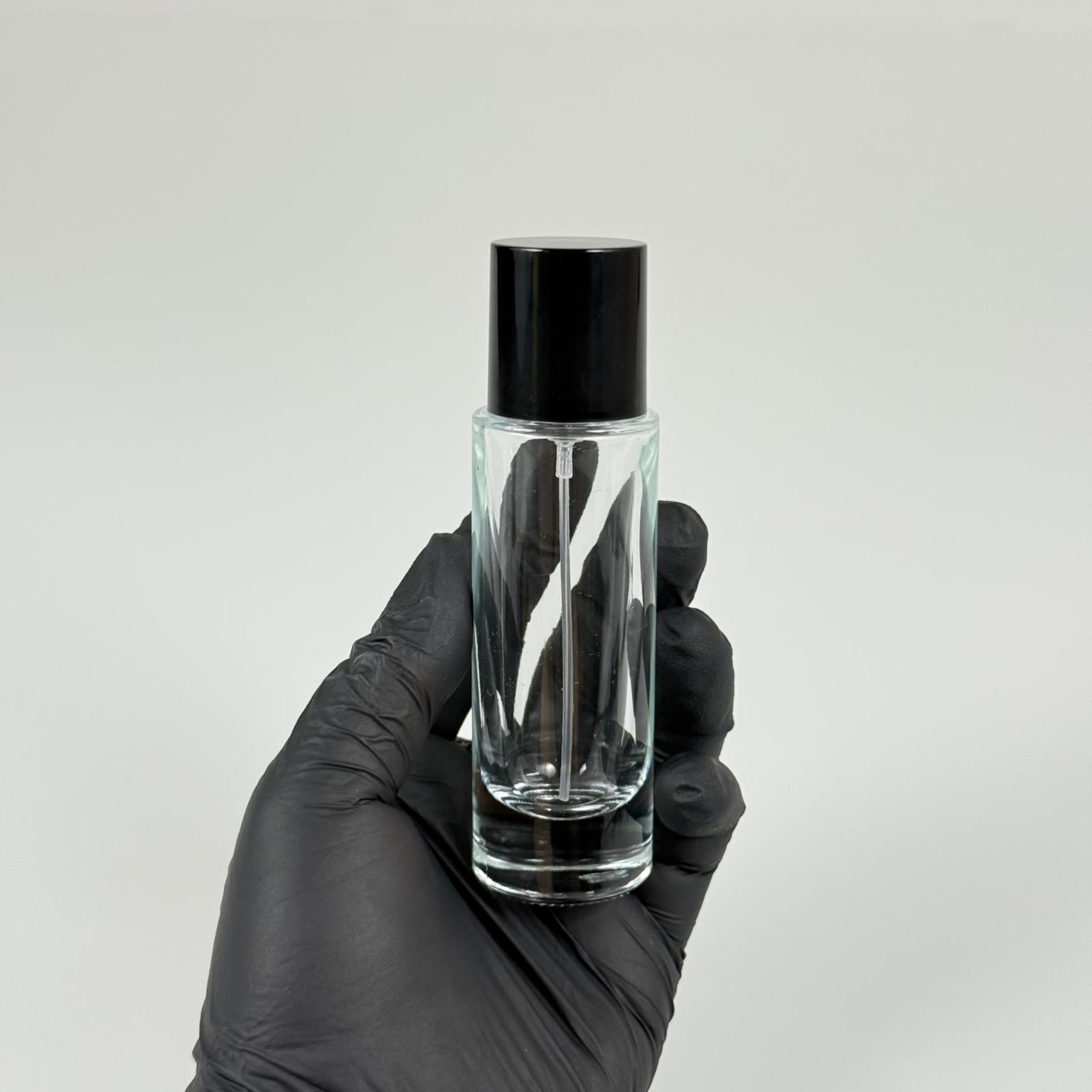 30 ML SİLİNDİR UZUN MODEL PARFÜM ŞİŞESİ - GÜMÜŞ METAL SPREYLİ + SİYAH PLASTİK KAPAKLI (AĞIZ 15 MM GEÇME KOLAY KAPAMA)