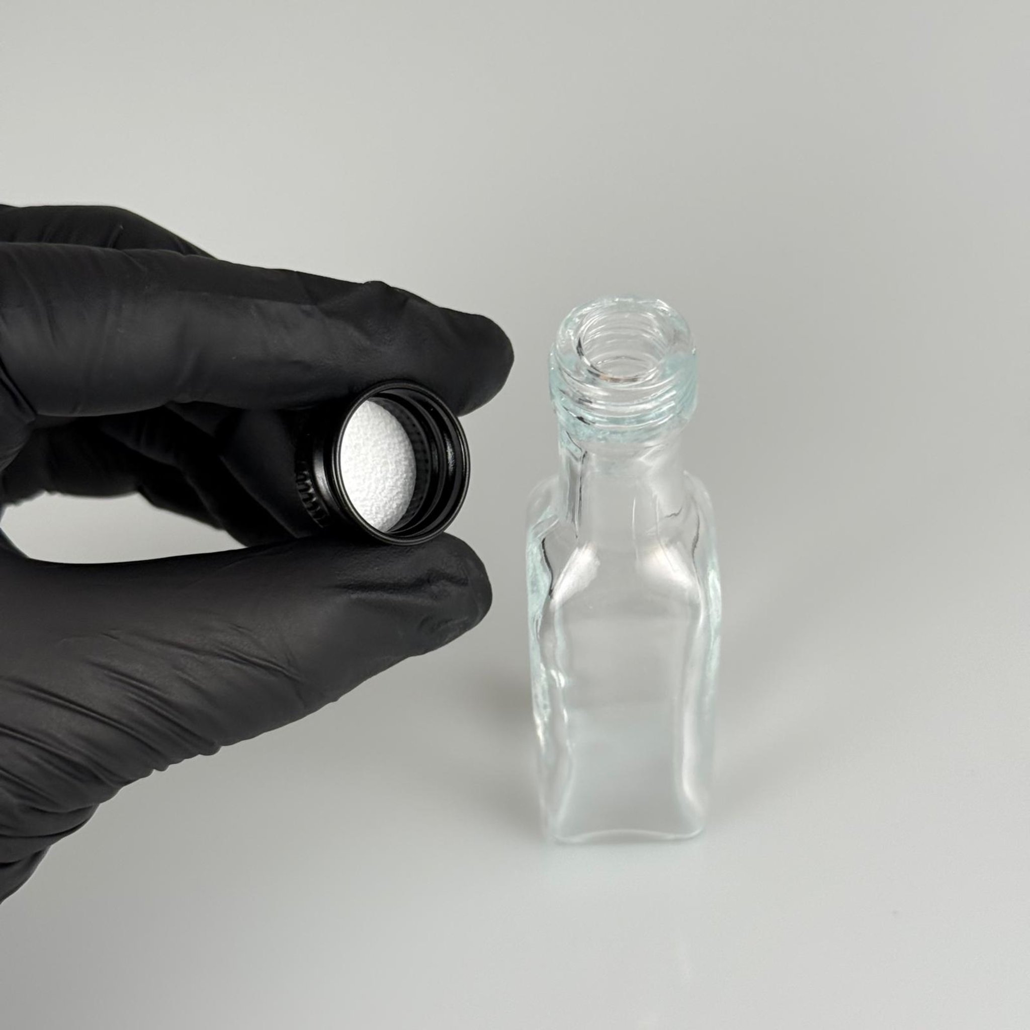 20 CC MARASKA KÖŞELİ KARE CAM ŞİŞE + SİYAH ALÜMİNYUM METAL KAPAKLI TAKIM - 20 ML ŞEFFAF CAM ŞİŞE