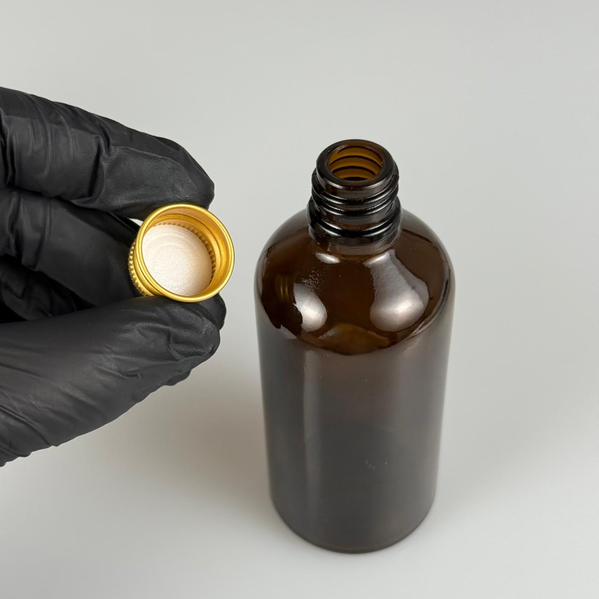 100 CC AMBER CAM ŞİŞE + KÖPÜK CONTALI GOLD ALÜMİNYUM METAL KAPAKLI TAKIM - 100 ML KAHVERENGİ CAM ŞİŞE