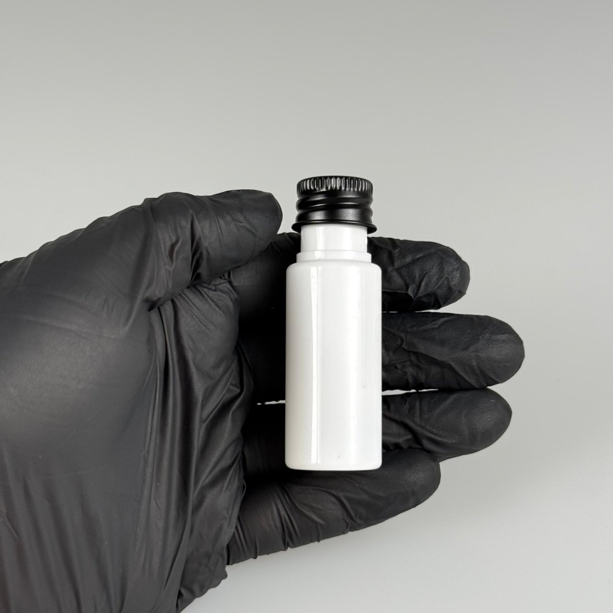 15 CC BEYAZ SİLİNDİR PET ŞİŞE + KÖPÜK CONTALI SİYAH ALÜMİNYUM METAL KAPAKLI + DAMLALIKLI KOLONYA TIPALI TAKIML - 15 ML BEYAZ PET ŞİŞE
