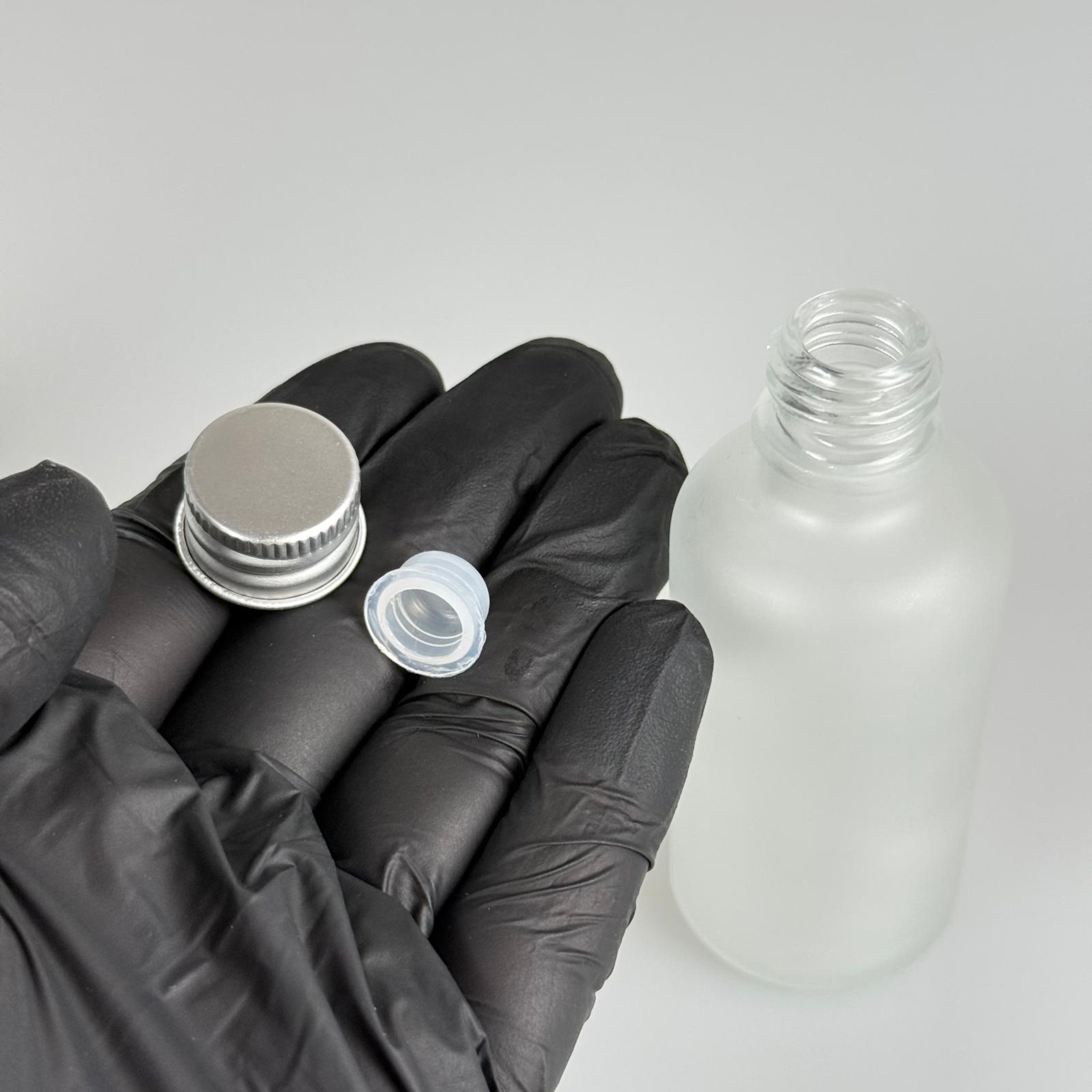 50 CC BUZLU CAM ŞİŞE + KÖPÜK CONTALI GÜMÜŞ ALÜMİNYUM METAL KAPAKLI + KÖR TIPALI TAKIM - 50 ML BUZLU CAM ŞİŞE