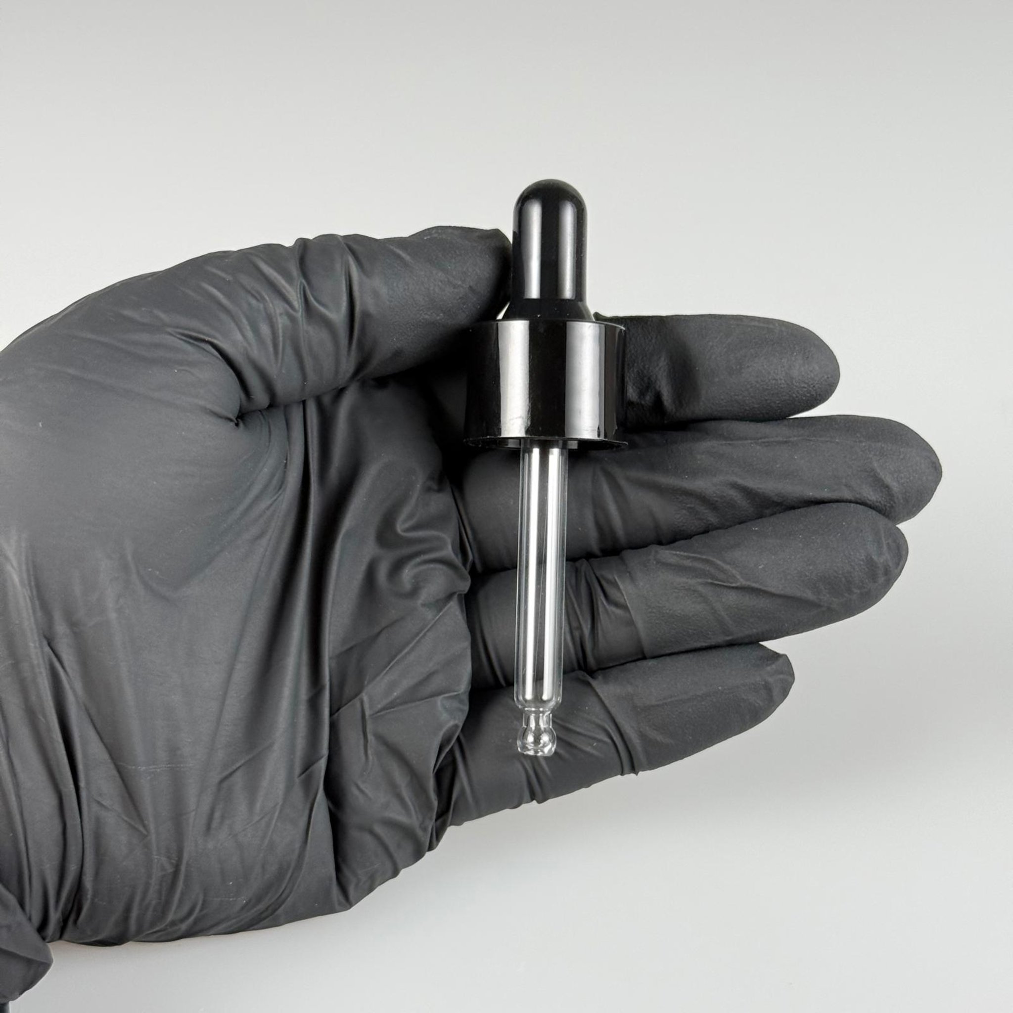 20 MM CAM DAMLALIKLI TAKIM - SİYAH EMZİK + SİYAH DELİKLİ PLASTİK KAPAK + 65 MM CAM PİPET - 30 CC OMUZLU SERUM ŞİŞESİ İÇİN
