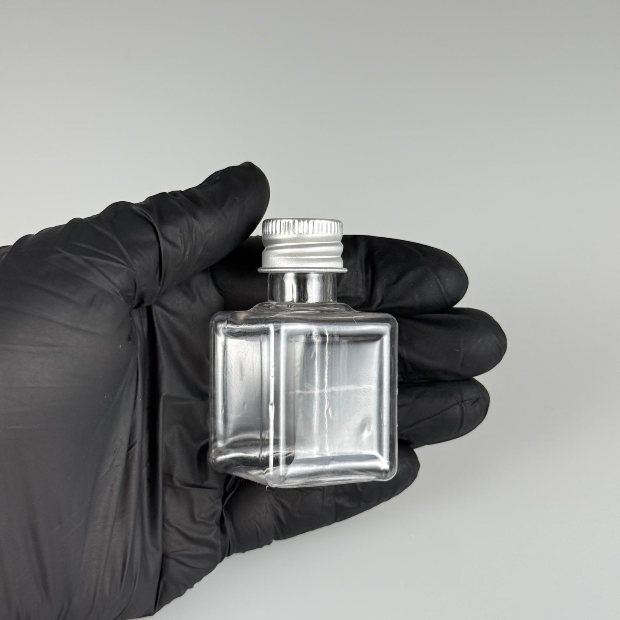 35 CC ŞEFFAF KARE PET ŞİŞE - KÖPÜK CONTALI GÜMÜŞ ALÜMİNYUM METAL KAPAKLI TAKIM - 35 ML ŞEFFAF KARE PET ŞİŞE
