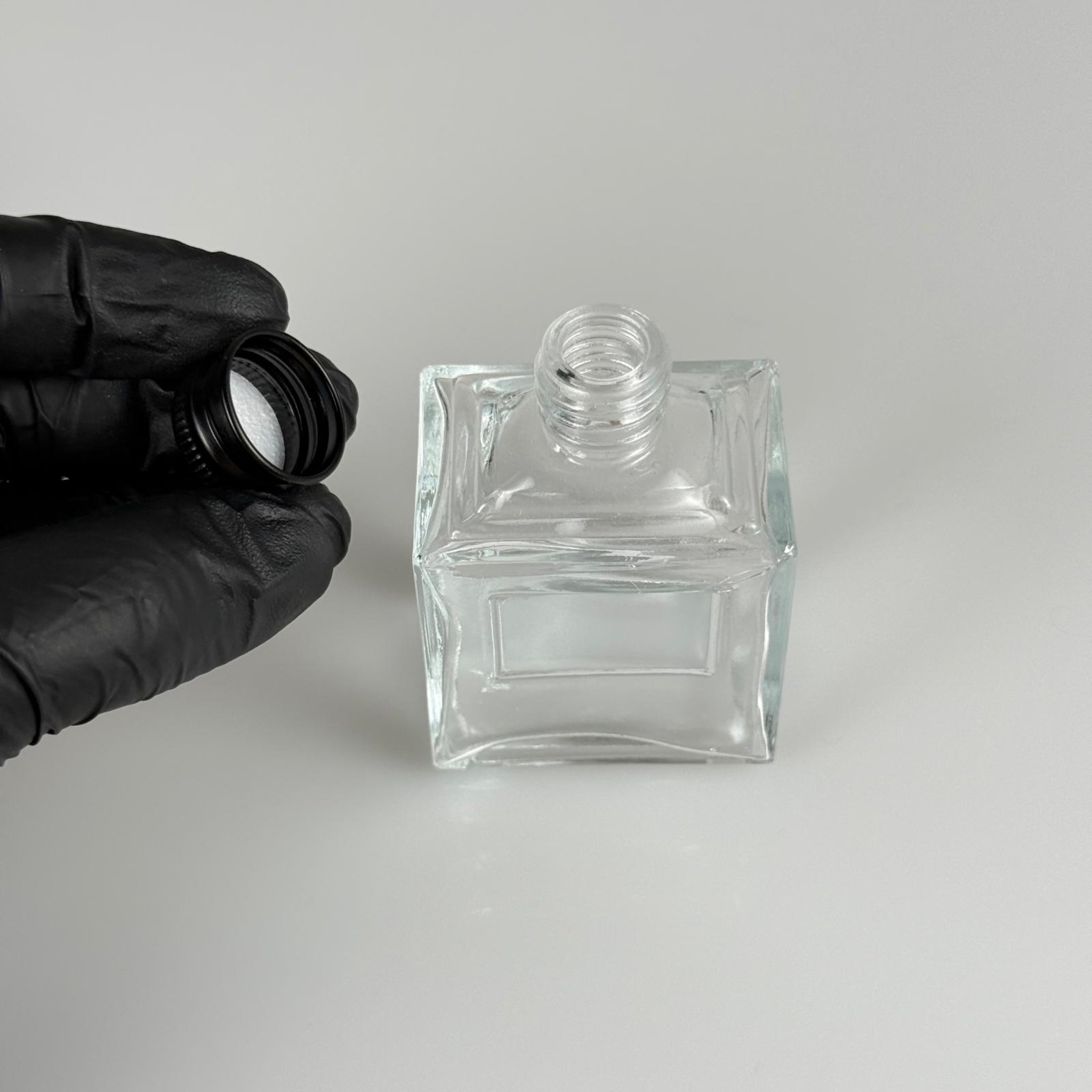 50 CC KÖŞELİ PRİZMA CAM ŞİŞE + SİYAH ALÜMİNYUM METAL KAPAKLI TAKIM - 50 ML PRESTİJLİ ŞİŞE