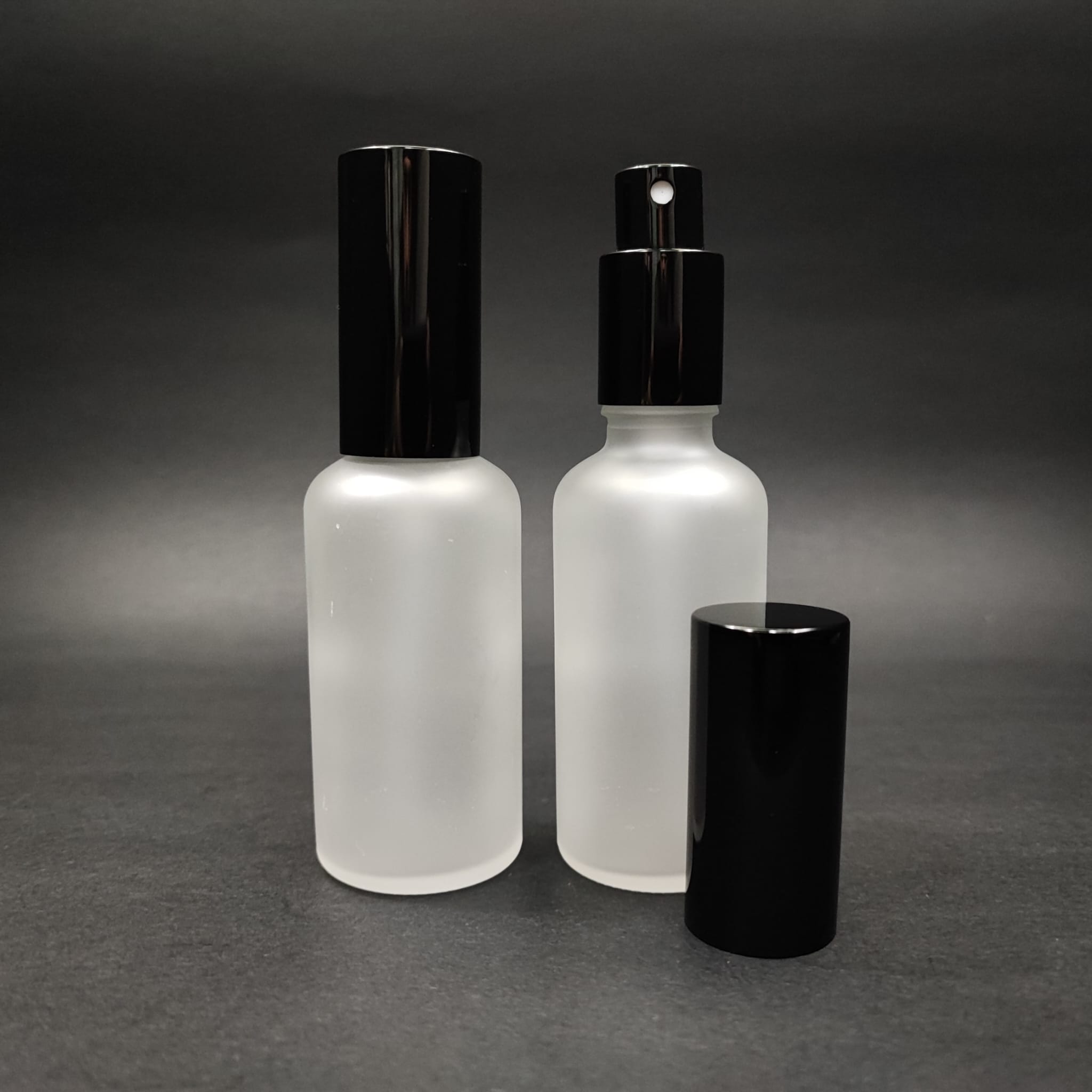 50 ML LÜKS VİDALI VALF ÇEVİRME PARFÜM ŞİŞELERİ - 50 CC BUZLU CAM ŞİŞE - SİYAH METAL SPREYLİ KAPAKLI SET