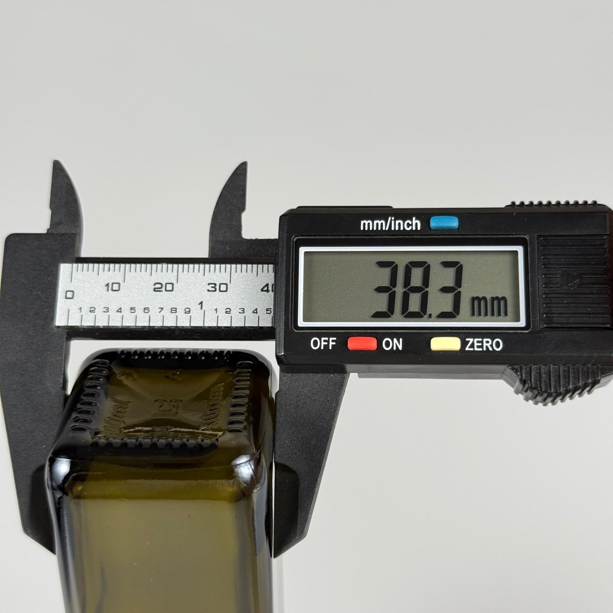 100 CC MARASKA CAM ŞİŞE KOYU YEŞİL (31 MM AĞIZ) - AKITICILI YEŞİL KİLİTLİ KAPAKLI - 100 ML KÖŞELİ KARE MARASCA YAĞ VE SOS ŞİŞELERİ
