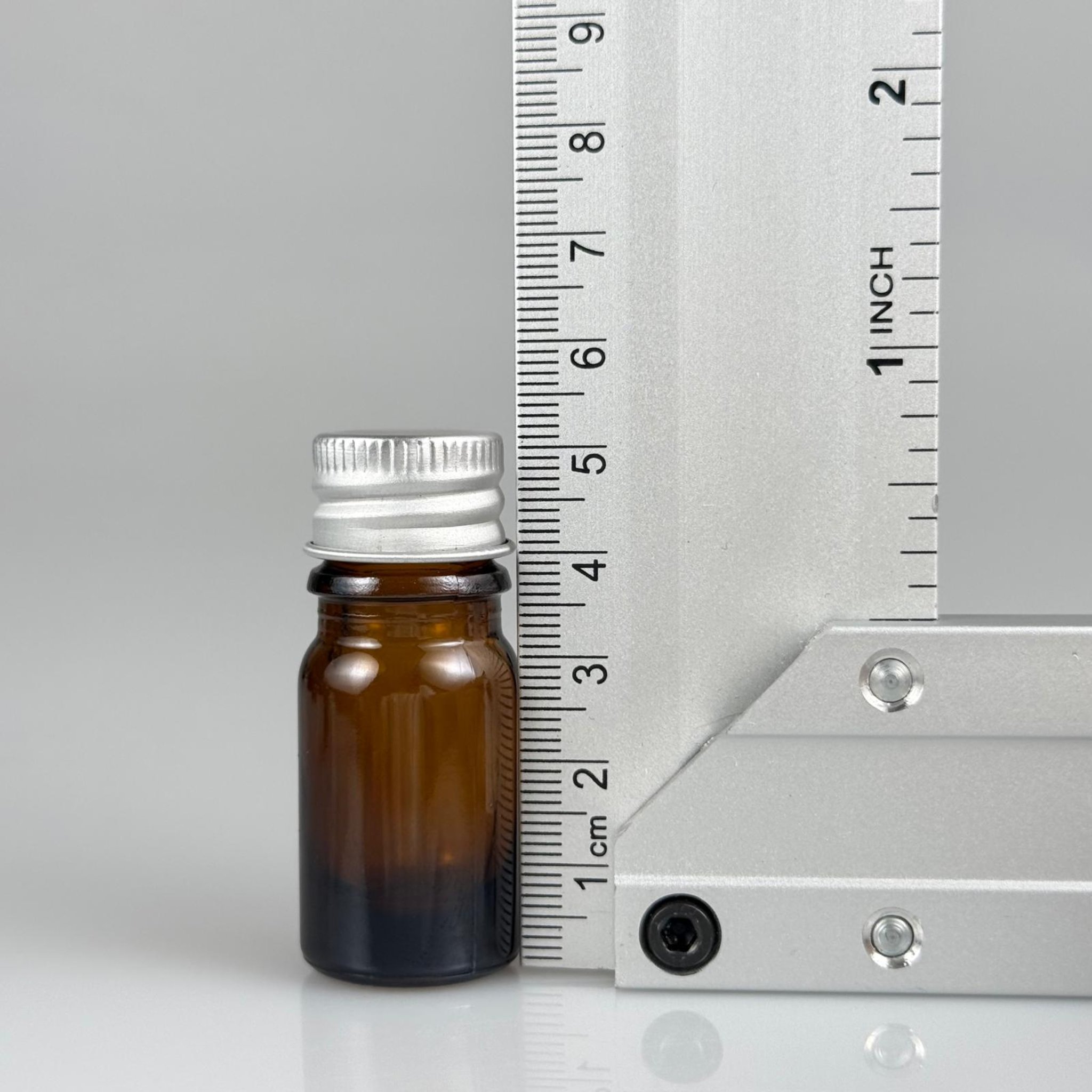 5 CC AMBER CAM ŞİŞE + KÖPÜK CONTALI GÜMÜŞ ALÜMİNYUM METAL KAPAKLI + KÖR TIPALI TAKIM - 5 ML KAHVERENGİCAM ŞİŞE