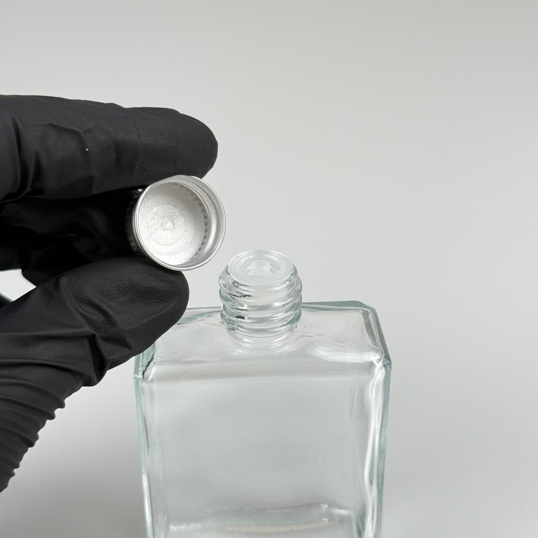 40 CC YASSI DİKDÖRTGEN KÖŞELİ KISA CAM ŞİŞE - GÜMÜŞ METAL KAPAKLI KOLONYA TIPALI - 40 ML PRESTİJLİ ŞİŞE