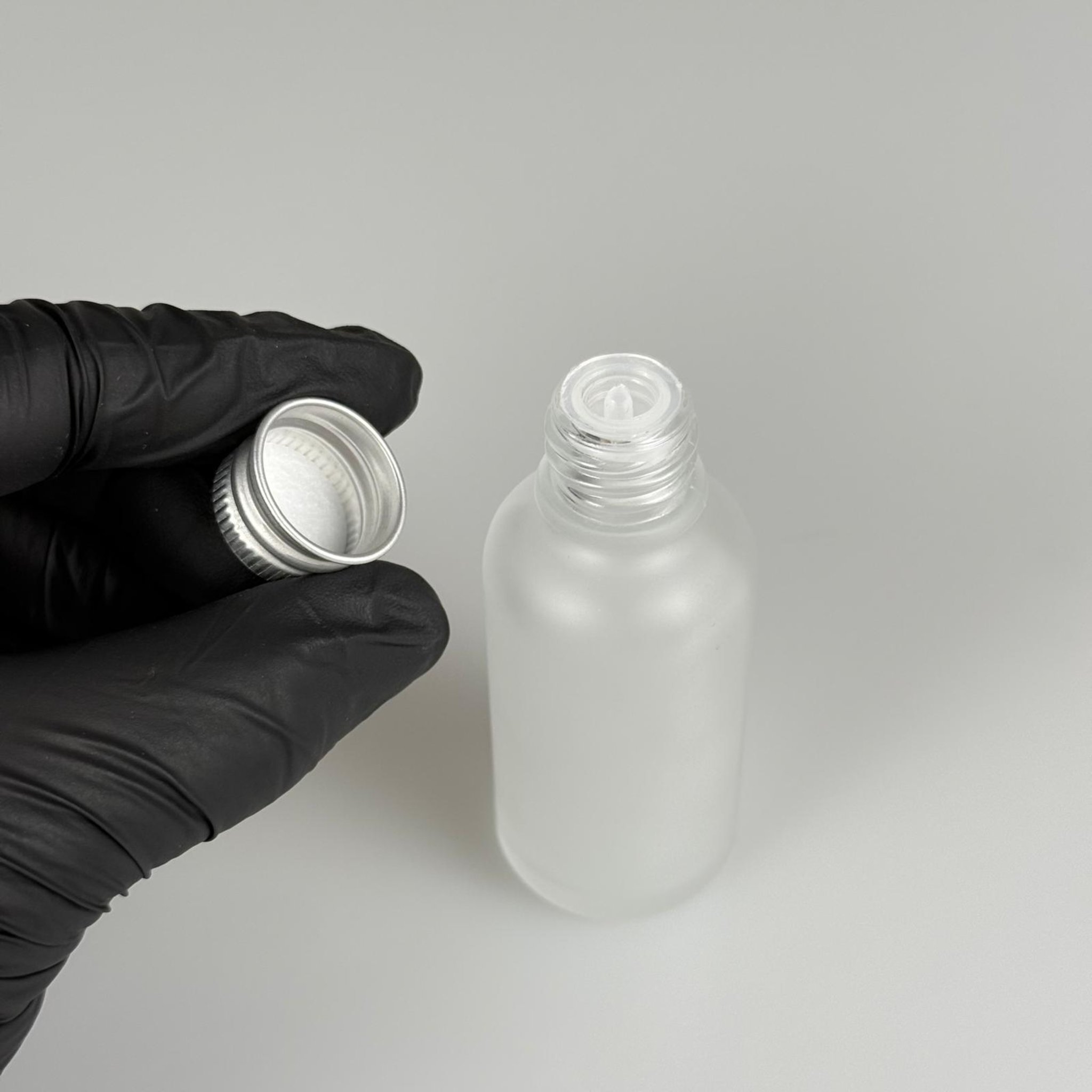 30 CC BUZLU CAM ŞİŞE + KÖPÜK CONTALI GÜMÜŞ ALÜMİNYUM METAL KAPAKLI + KOLONYA TIPALI TAKIM - 30 ML BUZLU CAM ŞİŞE