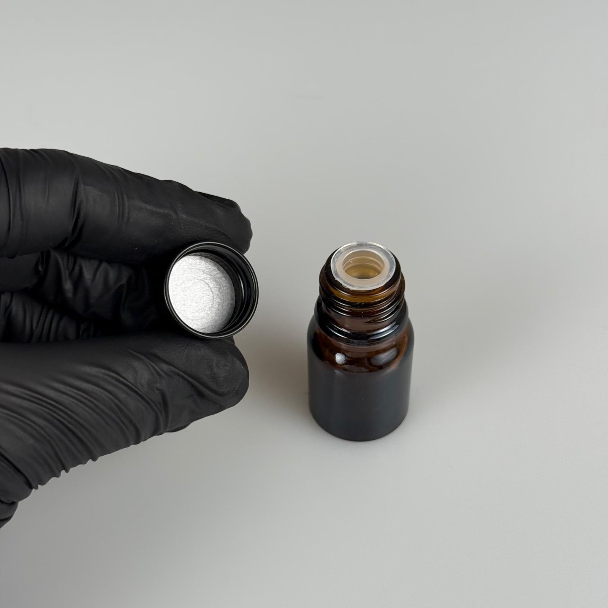 3 CC AMBER CAM ŞİŞE + KÖPÜK CONTALI SİYAH ALÜMİNYUM METAL KAPAKLI + KÖR TIPALI TAKIM - 3 ML KAHVERENGİ CAM ŞİŞE