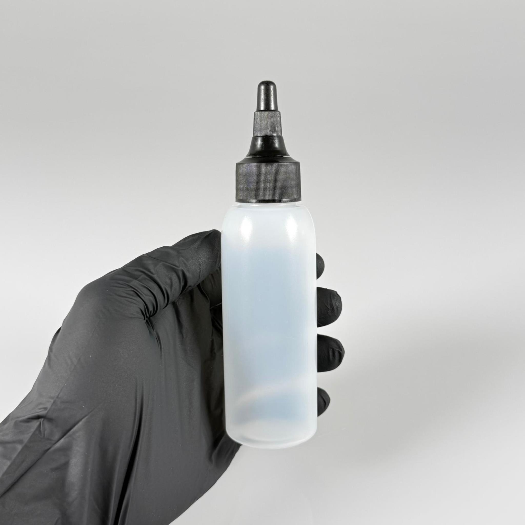 100 ML SIKILABİLİR YUMUŞAK PE PLASTİK ŞİŞE - SİYAH ASANSÖR SİVRİ KARTUŞ KAPAKLI - 100 cc sos, yağ, kartuş, mürekkep vb için boş şişeler