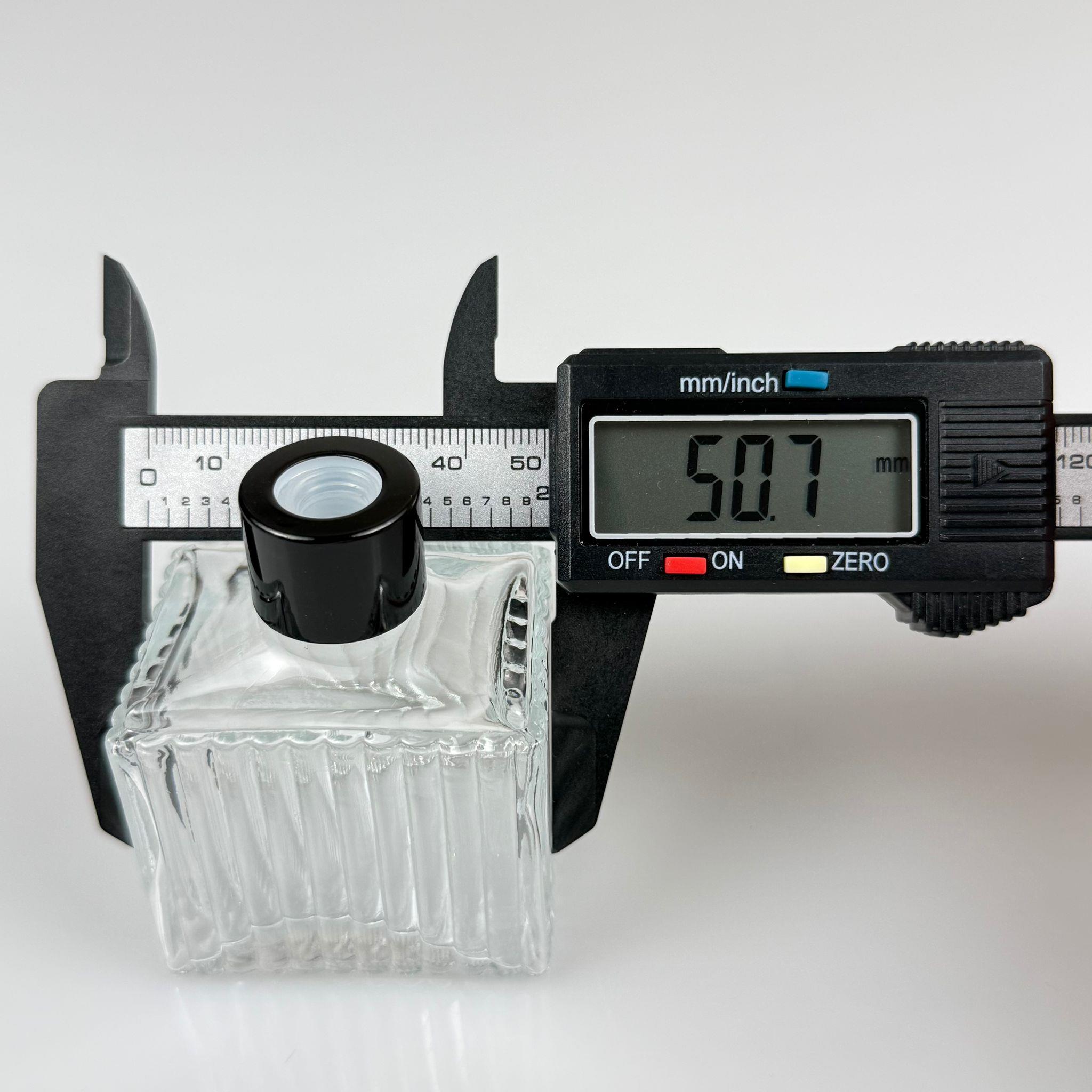 50 CC KÖŞELİ DESENLİ ÇİZGİLİ PRESTİJ CAM BAMBU ODA KOKUSU ŞİŞESİ - 50 ML ÇUBUKLU BAMBU ODA KOKUSU ŞİŞESİ - DİFÜZÖR ŞİŞE- CAM ŞİŞE + SİYAH METAL KAPAK + PLASTİK TIPA + 3 ADET FİBER SİYAH BAMBU ÇUBUK