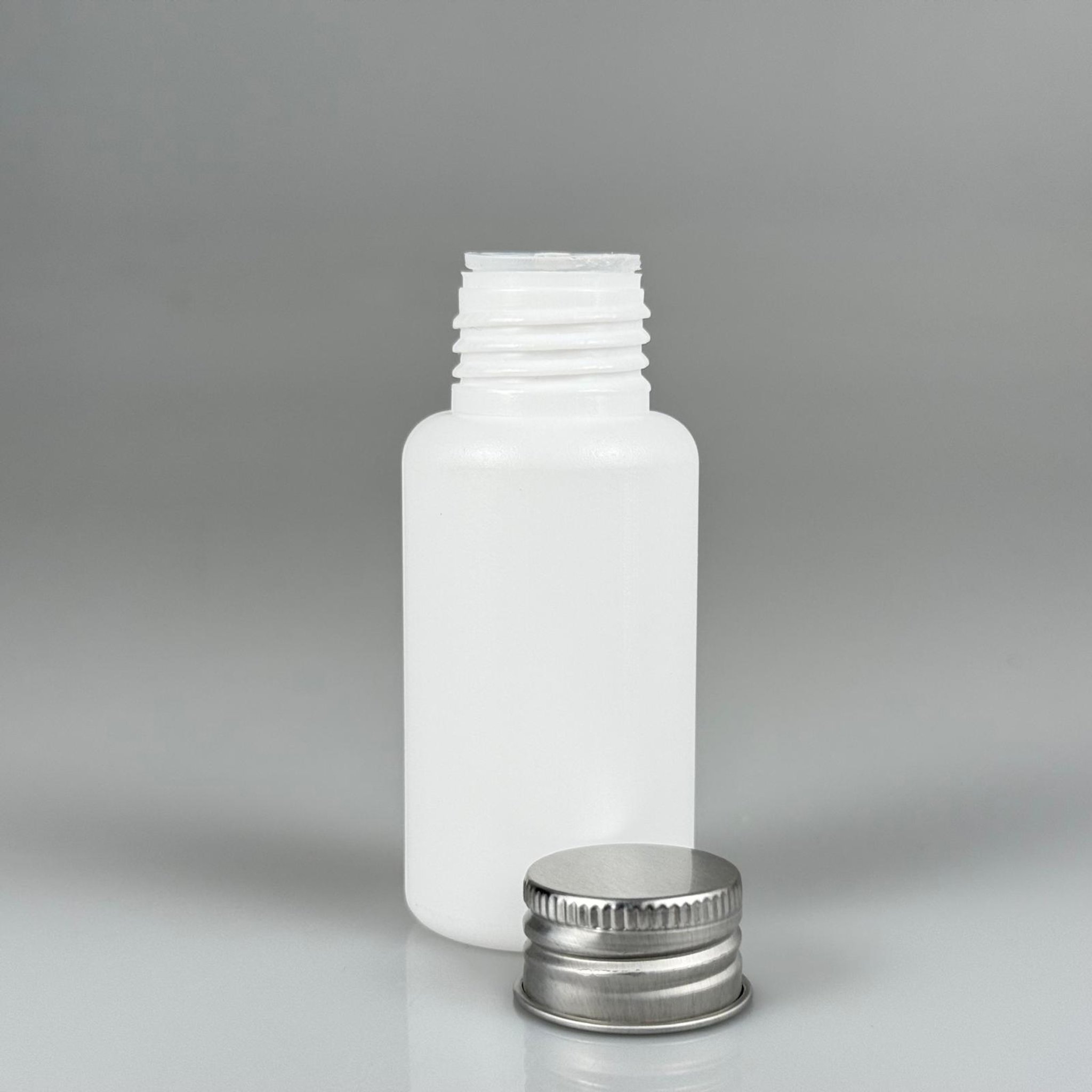 50 CC BEYAZ POLİETİLEN PLASTİK ASETON ŞİŞESİ ( 24 AĞIZ ) + KÖPÜK CONTALI GÜMÜŞ METAL ALÜMİNYUM KAPAK + KOLONYA TIPALI TAKIM - 50 ML BEYAZ PLASTİK ASETON ŞİŞELERİ