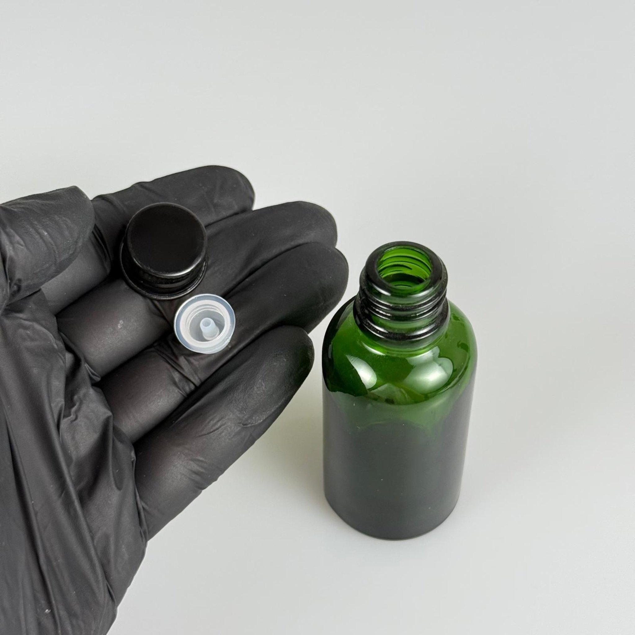 30 CC YEŞİL CAM ŞİŞE + KÖPÜK CONTALI SİYAH ALÜMİNYUM METAL KAPAKLI + DAMLALIKLI KOLONYA TIPALI TAKIM - 30 ML YEŞİL CAM ŞİŞE