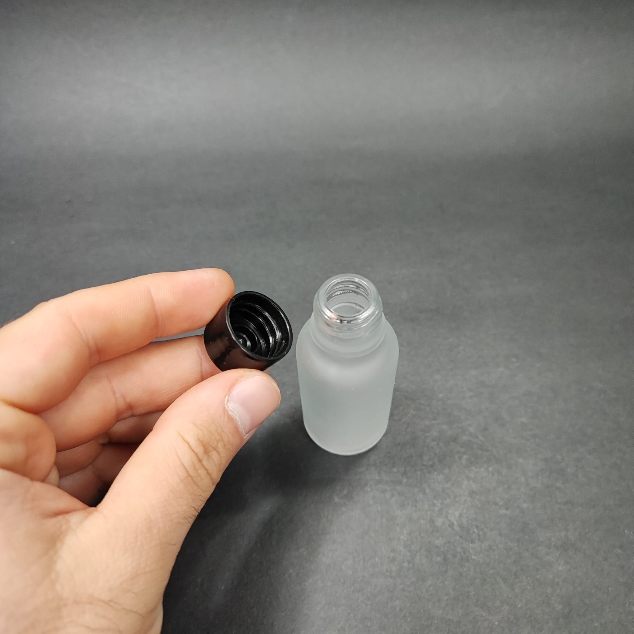 20 CC BUZLU CAM ŞİŞE + KENDİNDEN CONTALI SIZDIRMAZ SİYAH KAPAK - 20 ML KAPAKLI CAM ŞİŞE
