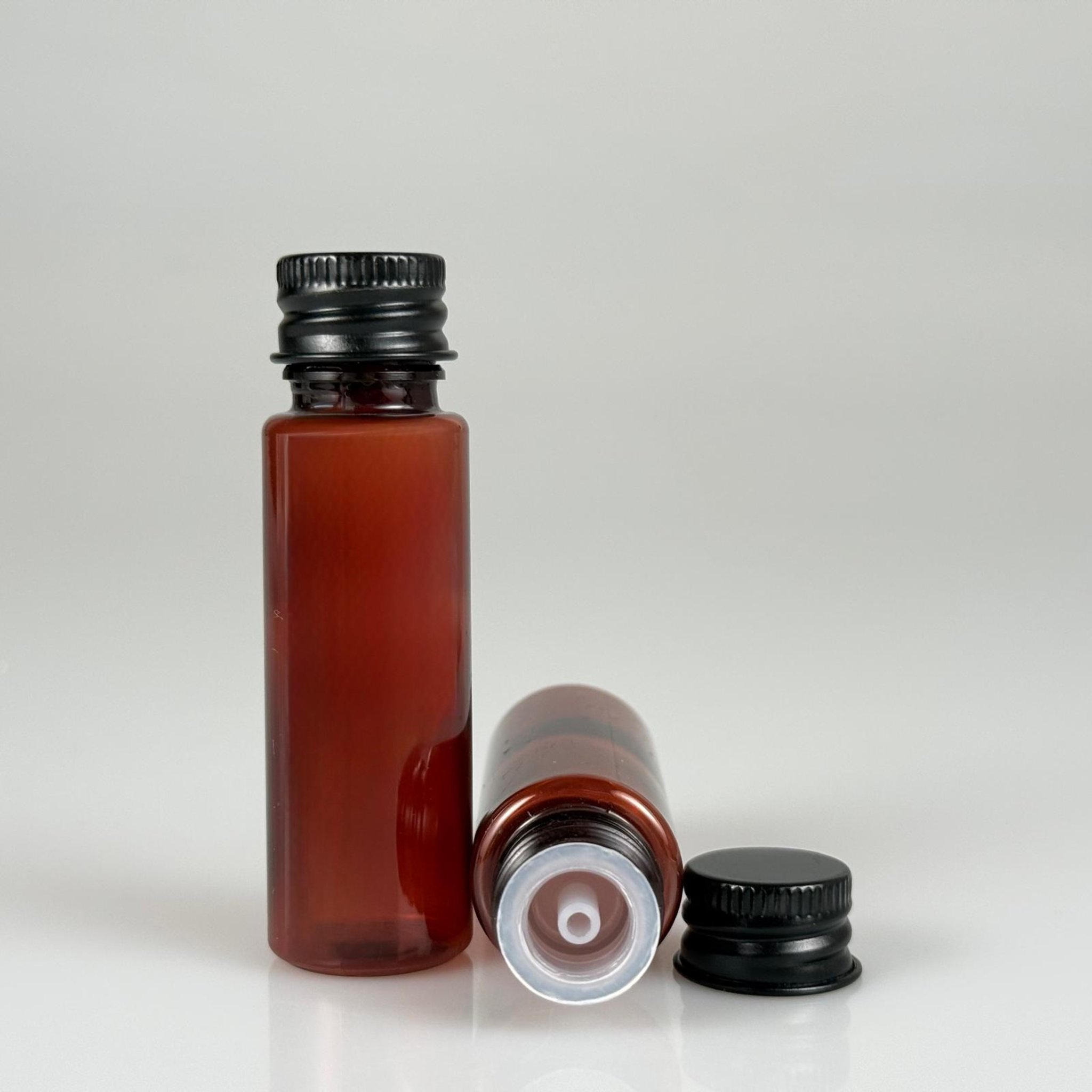 20 CC PET AMBER SHOT ŞİŞE - KÖPÜK CONTALI SİYAH ALÜMİNYUM METAL KAPAKLI + DAMLALIKLI KOLONYA TIPALI TAKIM - 20 ML KAHVERENGİ PLASTİK ŞİŞE