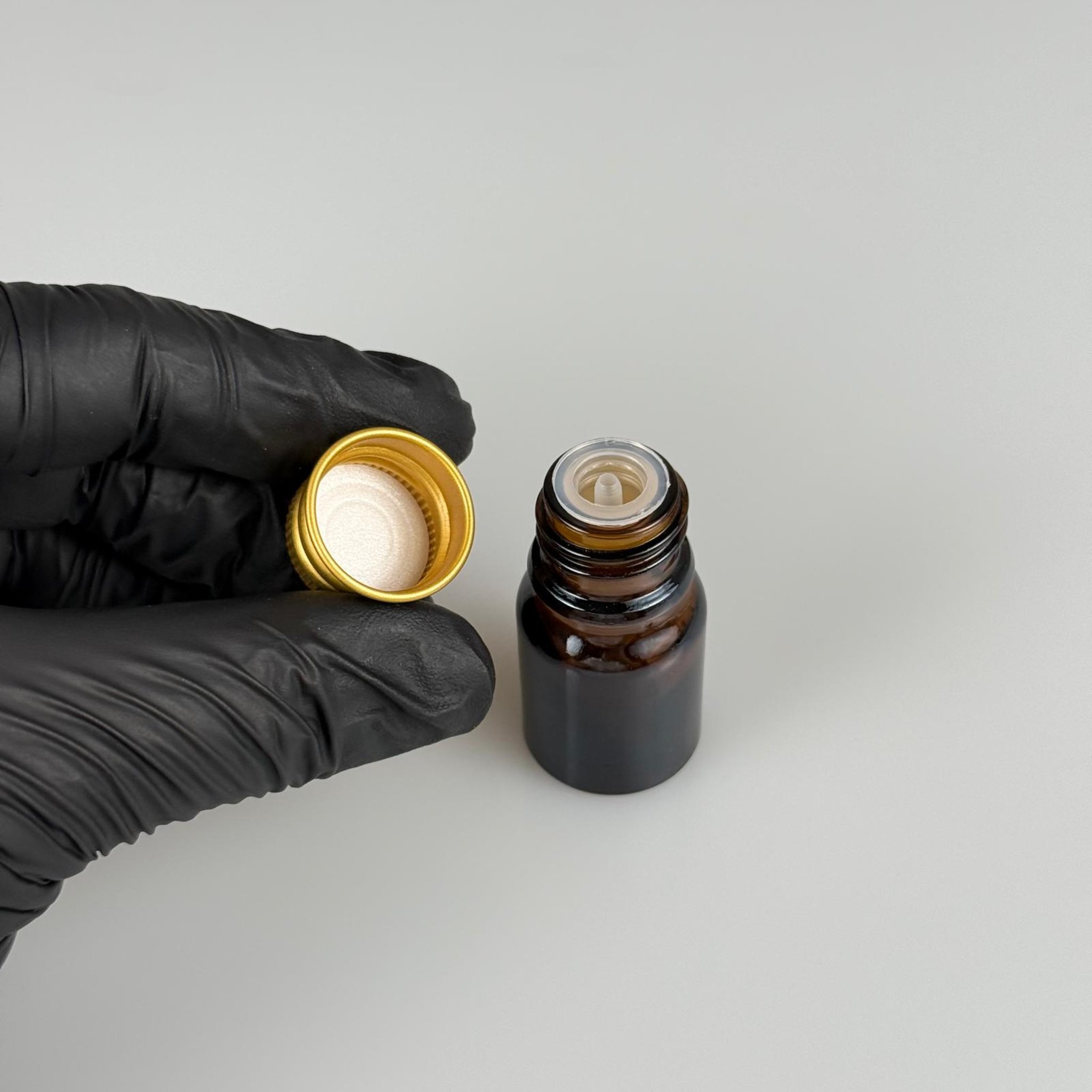 3 CC AMBER CAM ŞİŞE + KÖPÜK CONTALI GOLD ALÜMİNYUM METAL KAPAKLI + DAMLALIKLI KOLONYA TIPALI TAKIM - 3 ML KAHVERENGİ CAM ŞİŞE