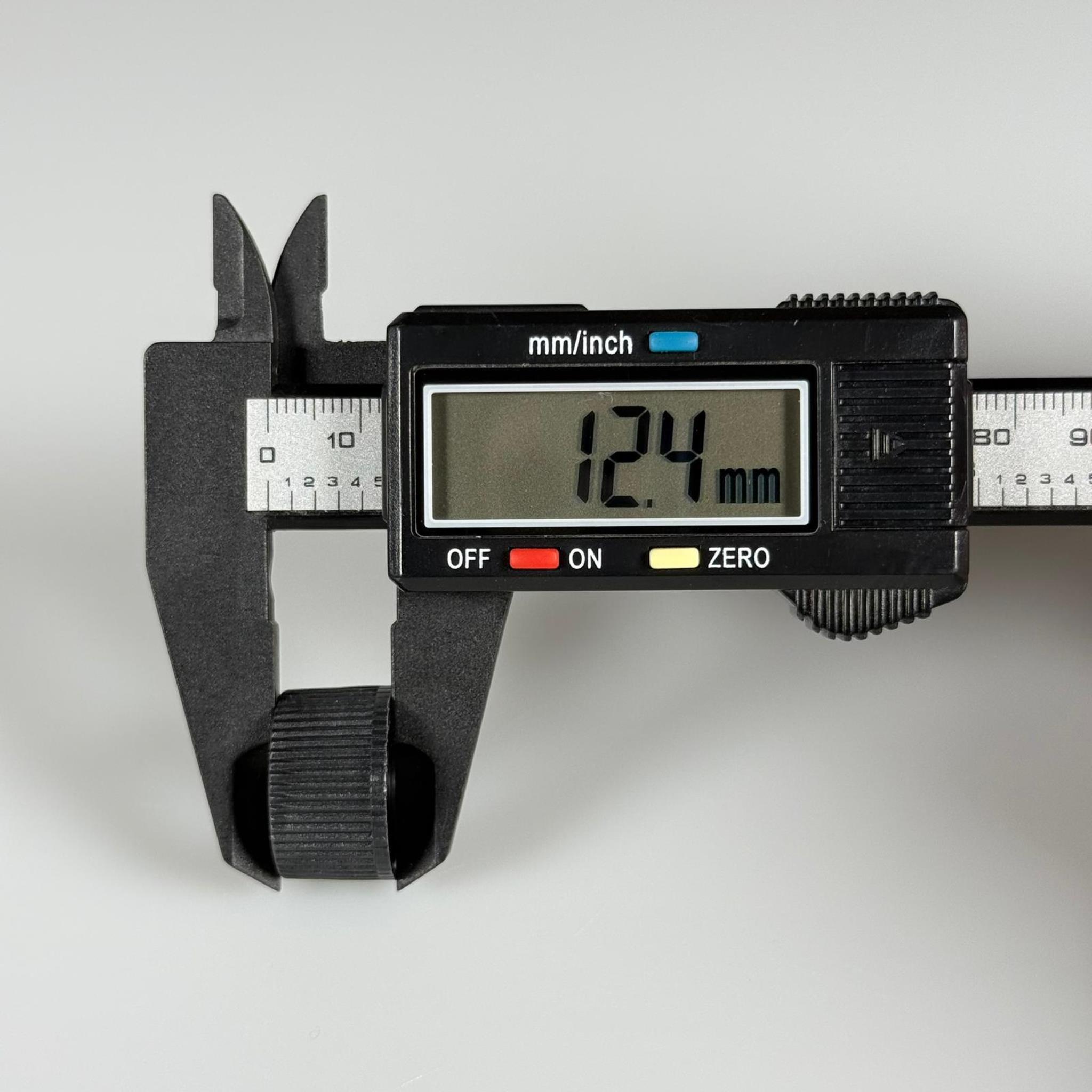 18 MM DELİKLİ PLASTİK KAPAK SİYAH (DAMLALIK İÇİN)