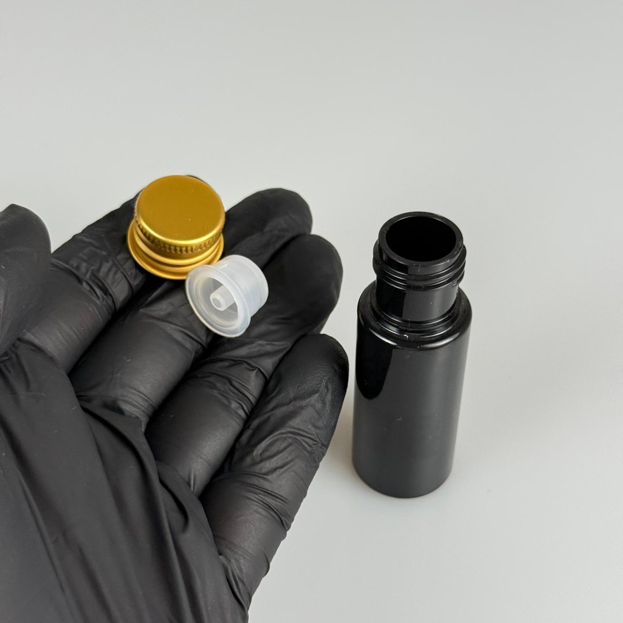 15 CC SİYAH SİLİNDİR PET ŞİŞE + KÖPÜK CONTALI GOLD ALÜMİNYUM METAL KAPAKLI + DAMLALIKLI KOLONYA TIPALI TAKIML - 15 ML SİYAH PET ŞİŞE