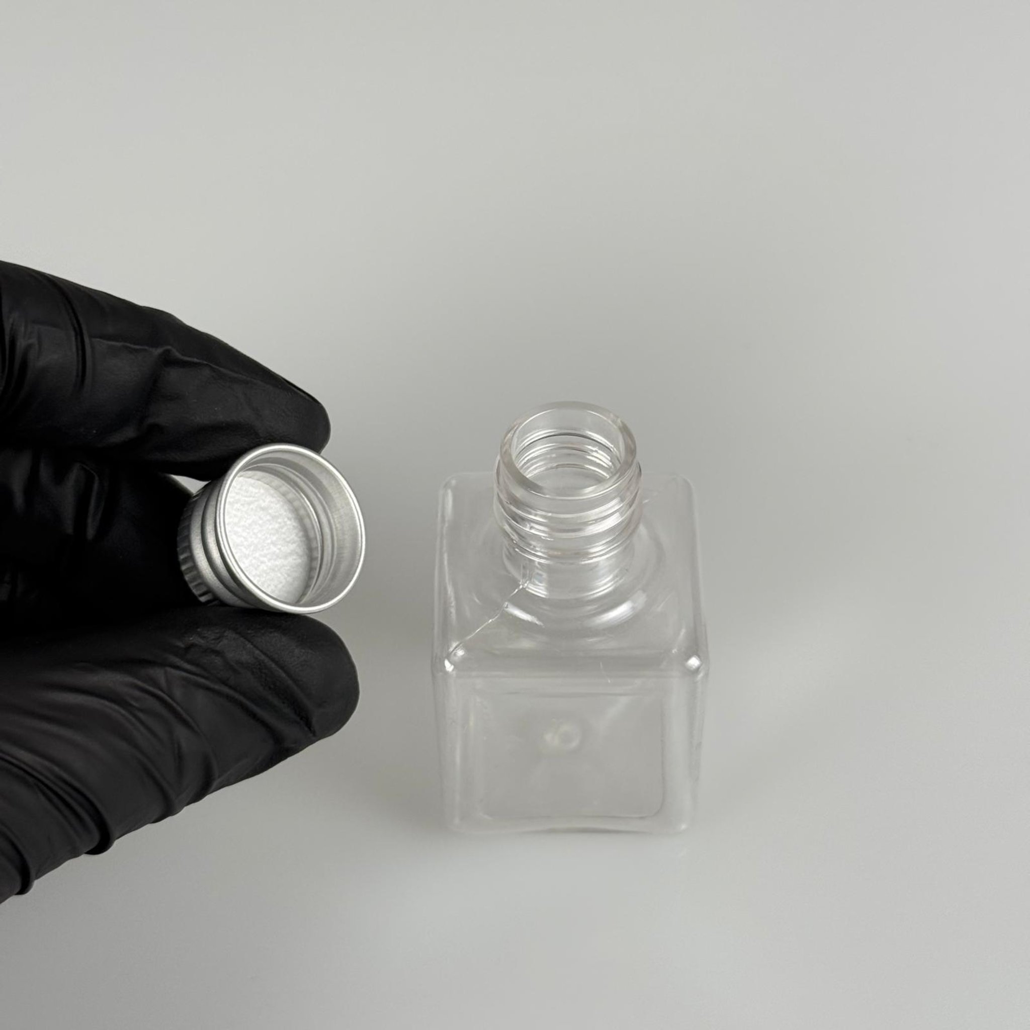 35 CC ŞEFFAF KARE PET ŞİŞE - KÖPÜK CONTALI GÜMÜŞ ALÜMİNYUM METAL KAPAKLI TAKIM - 35 ML ŞEFFAF KARE PET ŞİŞE