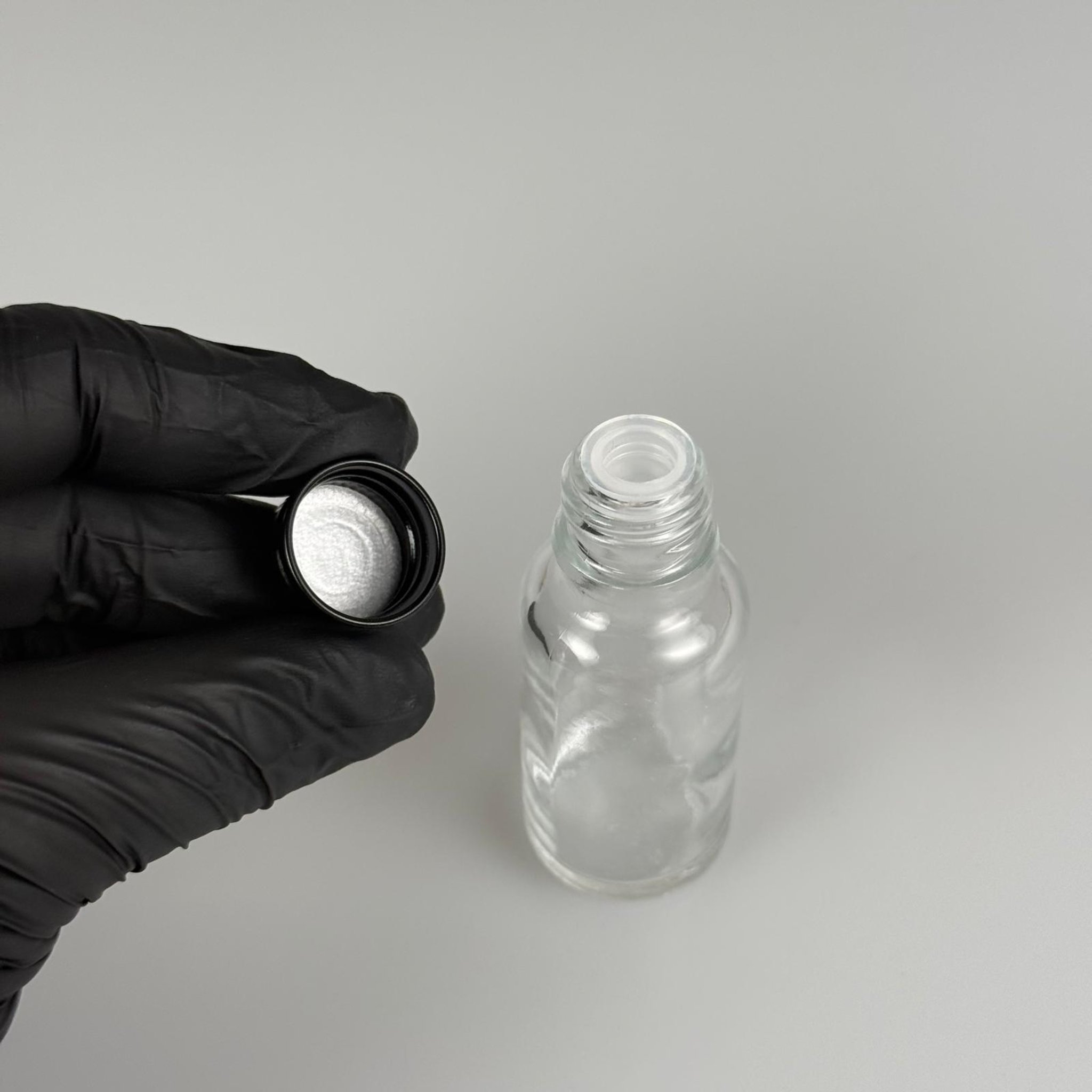20 CC ŞEFFAF CAM ŞİŞE + KÖPÜK CONTALI SİYAH ALÜMİNYUM METAL KAPAKLI + KÖR TIPALI TAKIM - 20 ML ŞEFFAF CAM ŞİŞE