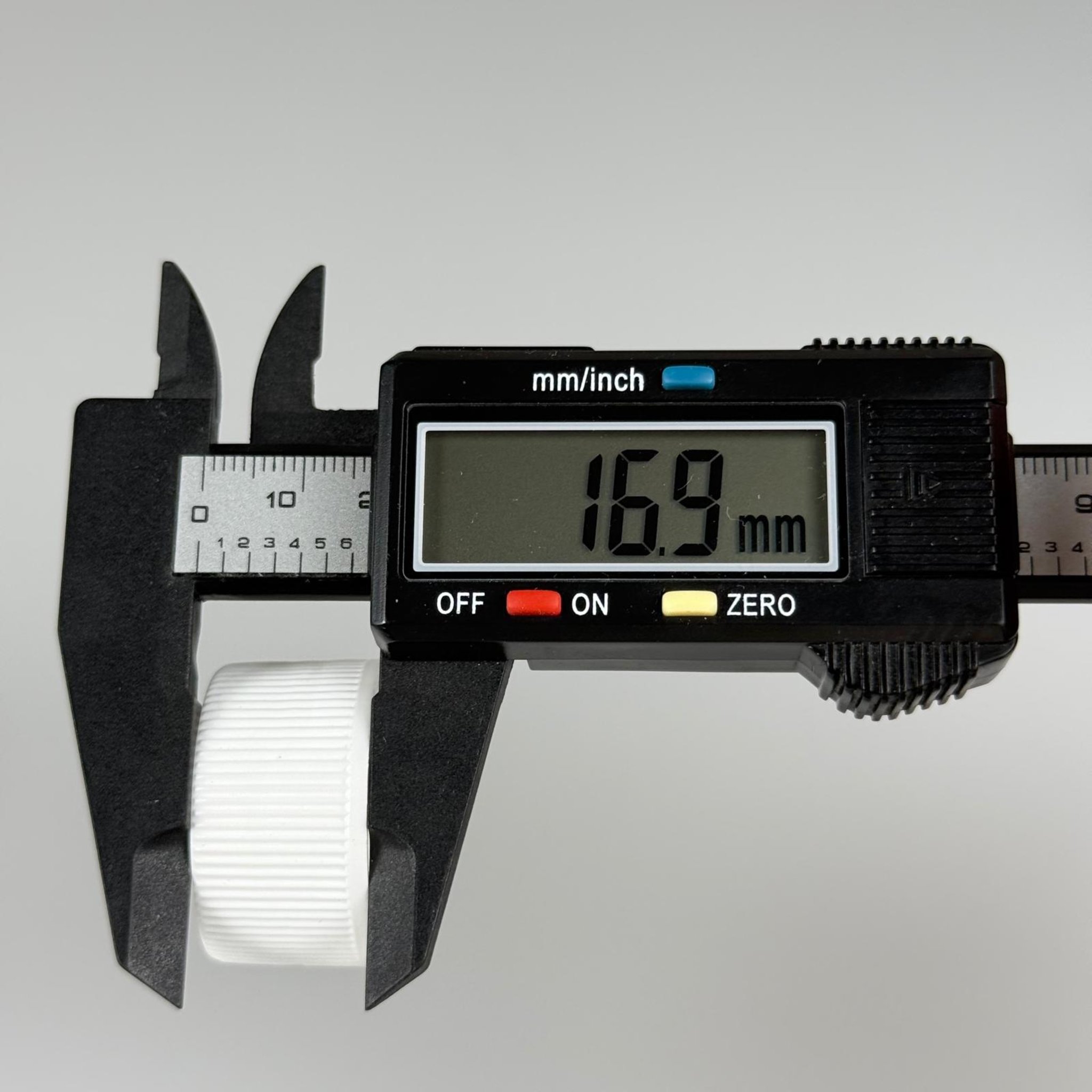 28 MM İNDİKSİYON ALÜMİNYUM FOLYOLU BEYAZ KAPAK - 28 MM PLASTİK KAPAK (PET ŞİŞELER İÇİN)