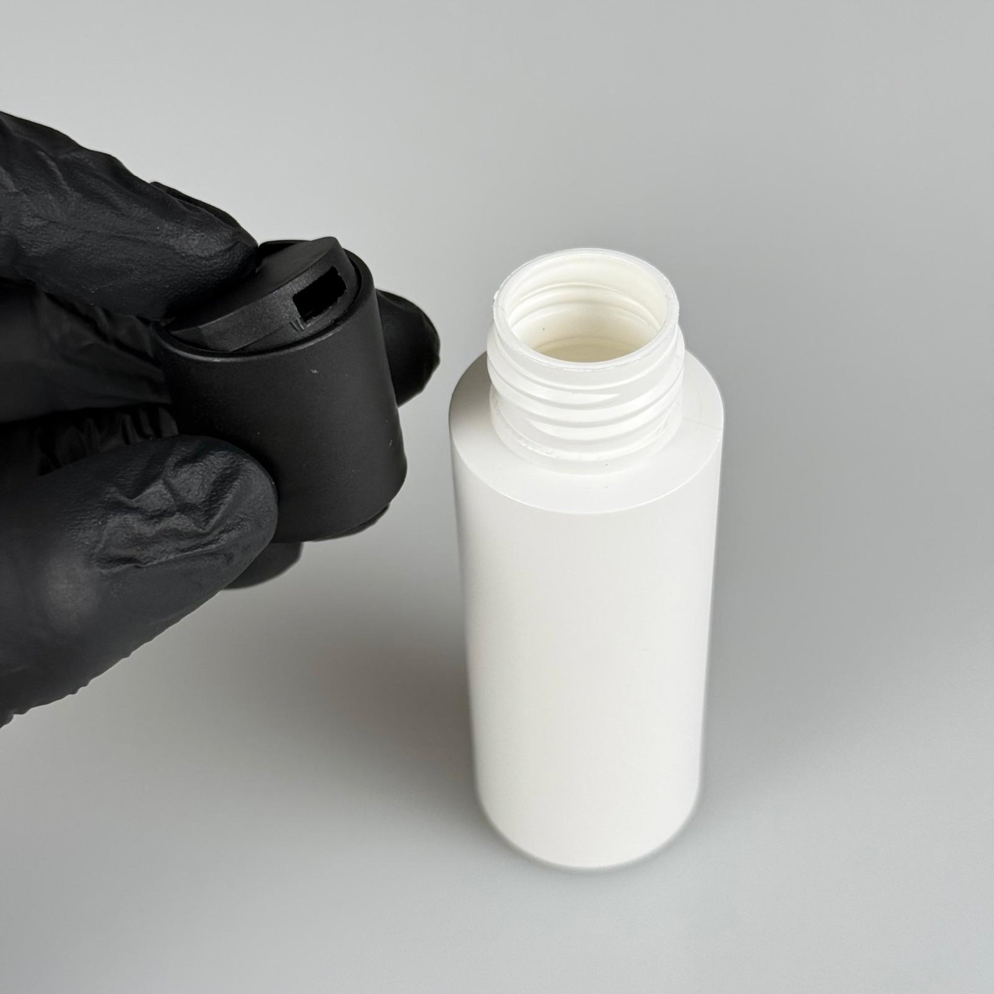 50 CC BEYAZ POLİETİLEN ŞAMPUAN ŞİŞESİ -  50 ML SİYAH DİSKTOP ŞAMPUAN KAPAKLI