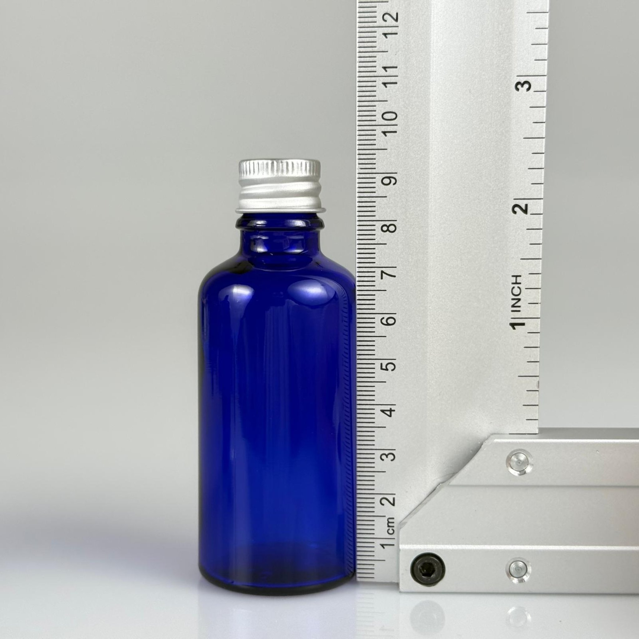 50 CC MAVİ CAM ŞİŞE + KÖPÜK CONTALI GÜMÜŞ ALÜMİNYUM METAL KAPAKLI + DAMLALIKLI KOLONYA TIPALI TAKIM - 50 ML MAVİ CAM ŞİŞE