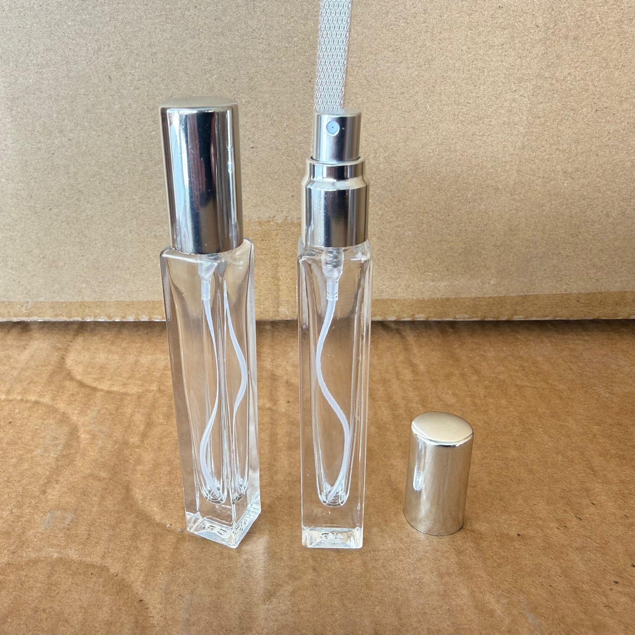 10 CC KARE KÖŞELİ DÜZ TESTER PARFÜM ŞİŞESİ - CAM KALEM PARFÜM ŞİŞESİ GÜMÜŞ METAL SPREYLİ KAPAKLI TAKIM - 10 ML CAM TÜP PARFÜM ŞİŞESİ - VİDALI SPREY VALF TEKRAR DOLDURULABİLİR - HEDİYELİK CAM KOLONYA ŞİŞESİ - DÜĞÜN, NİŞAN, SÖZ, KINA, CENAZE, PROMOSYON İÇİN HEDİYELİK KOLONYA ŞİŞELERİ