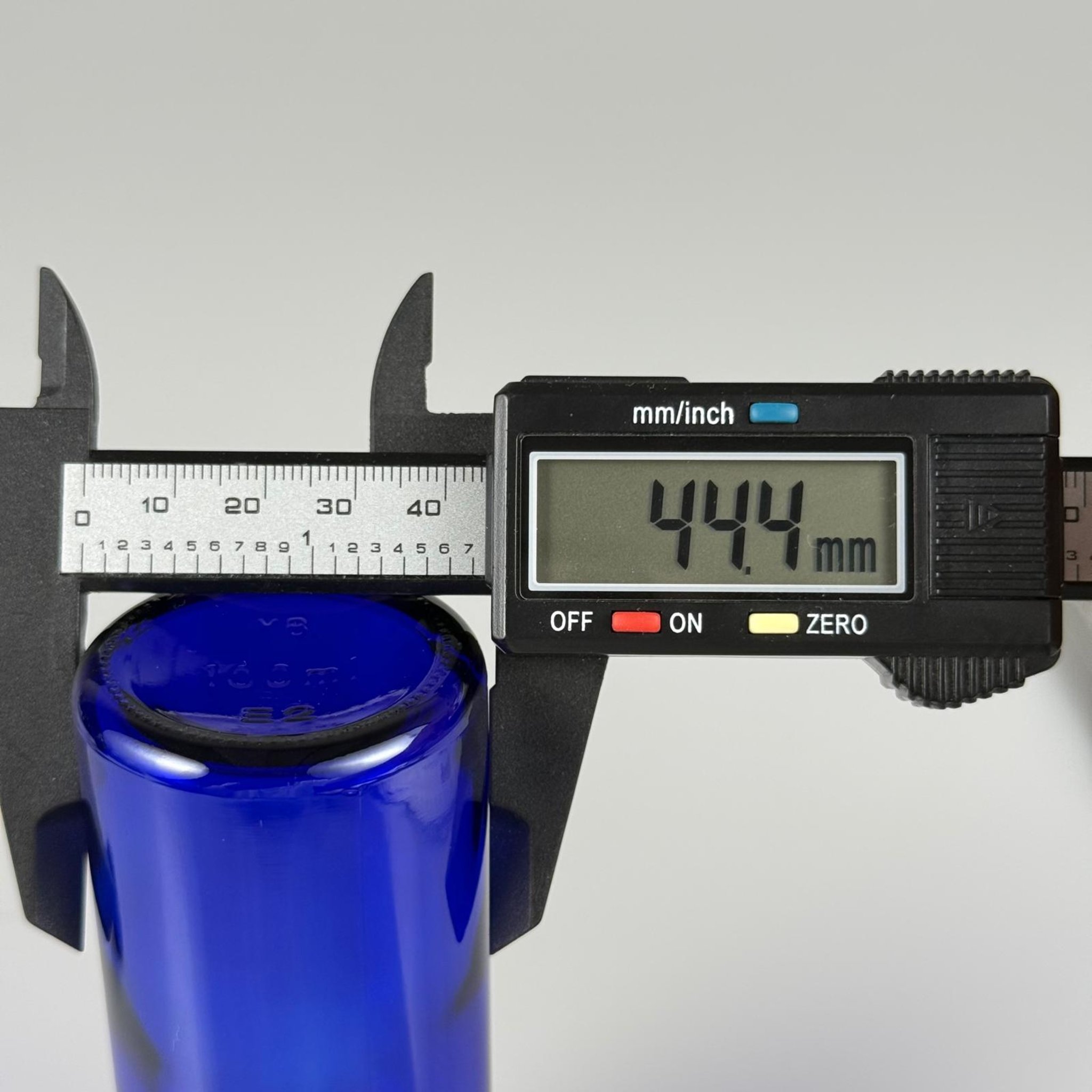 100 CC MAVİ CAM ŞİŞE + KÖPÜK CONTALI GÜMÜŞ ALÜMİNYUM METAL + KÖR TIPALI KAPAKLI TAKIM - 100 ML MAVİ CAM ŞİŞE