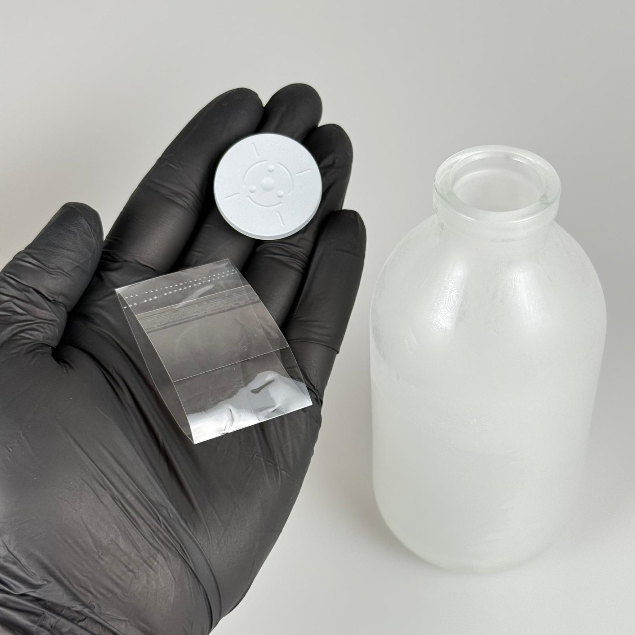 250 CC SERUM ŞİŞE + KAUÇUK BUTİL TAPA (32 AĞIZ) + EMNİYET BANDI (ISI TABANCASI İLE UYGULANIR) - ENJEKTÖR İLE SIVI ÇEKİLEBİLİR