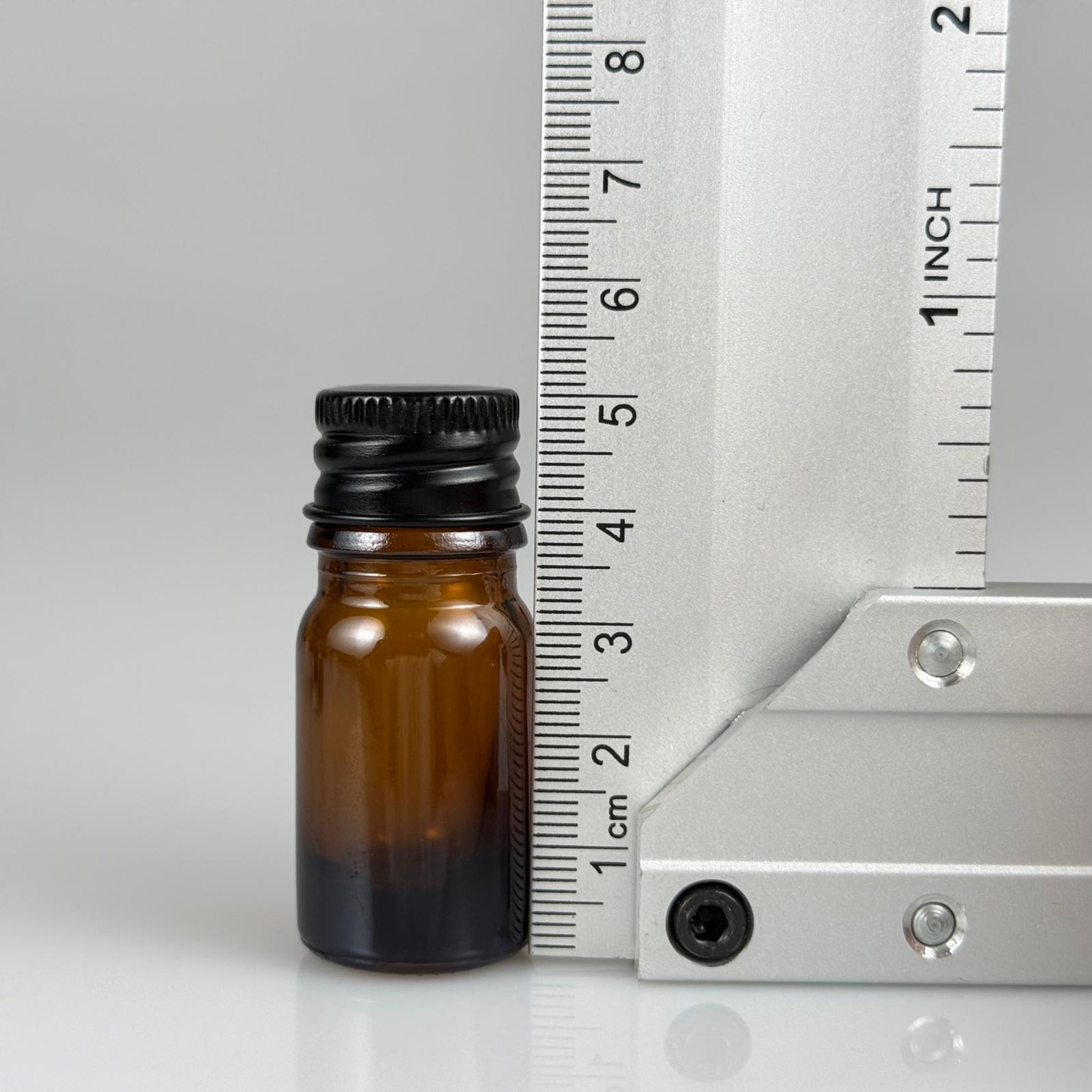 5 CC AMBER CAM ŞİŞE + KÖPÜK CONTALI SİYAH ALÜMİNYUM METAL KAPAKLI TAKIM - 5 ML KAHVERENGİCAM ŞİŞE
