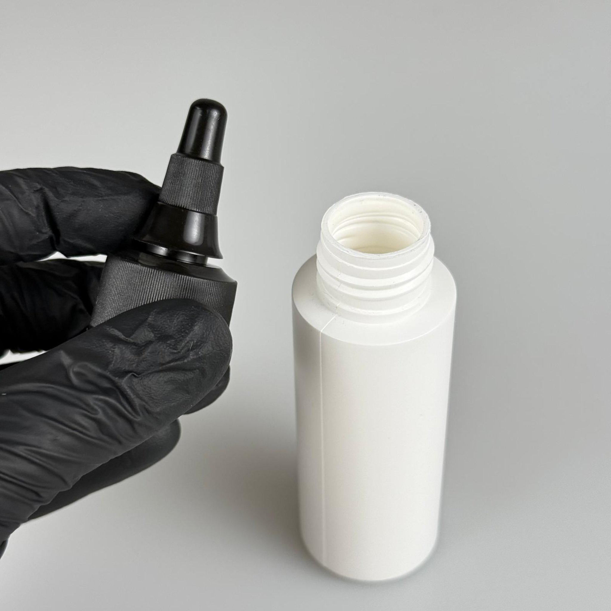 YAĞ, SOS, ACI SOS, SİRKE, SRIRACHA, MÜREKKEP, TUTKAL AKITICI VB BOŞ ŞİŞELERİ - SİYAH SİVRİ ASANSÖR AKITICI KAPAK + 50 ML BEYAZ POLİETİLEN PLASTİK ŞİŞE TAKIM
