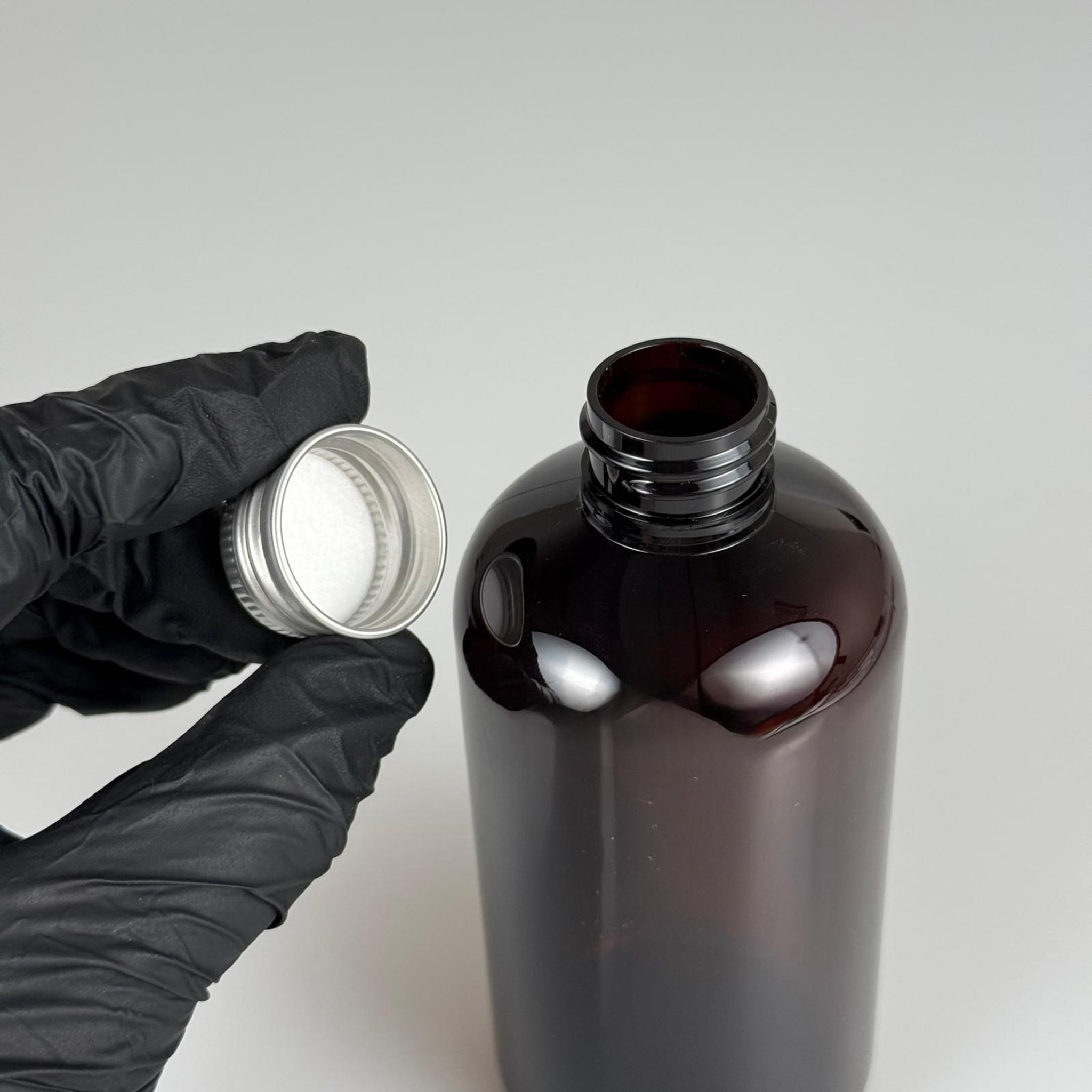 250 CC AMBER PLASTİK ŞİŞE ZEYNEP MODEL ( 24 AĞIZ ) + KÖPÜK CONTALI GÜMÜŞ METAL ALÜMİNYUM KAPAKLI TAKIM - 250 ML KAKAPAKLI KAHVERENGİ TOMBUL PET ŞİŞELER