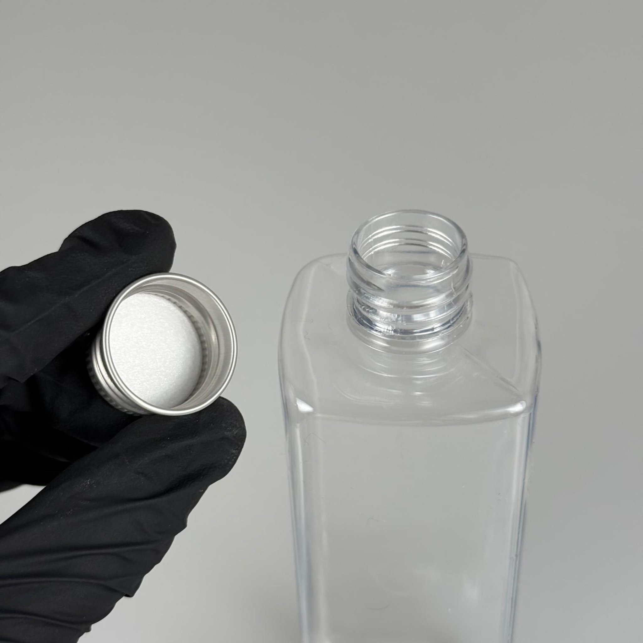 300 CC KARE PET ŞİŞE (31 GR - 24 AĞIZ) + KÖPÜK CONTALI GÜMÜŞ METAL ALÜMİNYUM KAPAK TAKIM - 300 ML KAPAKLI PLASTİK ŞİŞELER