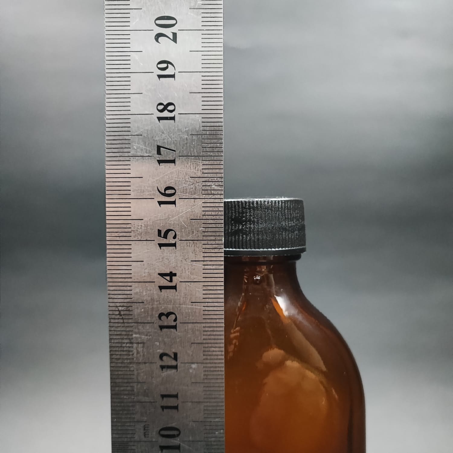 150 ML DOLUMU KOLAY, GENİŞ AĞIZLI İÇTEN DAMLALIKLI YASSI ŞİŞE (25 MM AĞIZ) - 150 CC SİYAH CONTALI KAPAKLI İÇTEN DAMLALIKLI CAM ECZA ŞİŞESİ - AMBER KAHVERENGİ